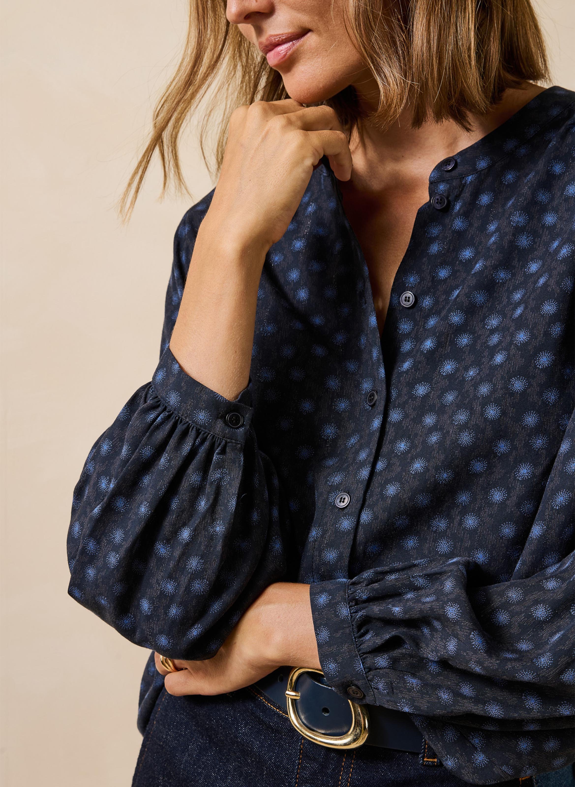 Weite Mao-Kragenbluse mit Print. LA FEE MARABOUTEE Blau