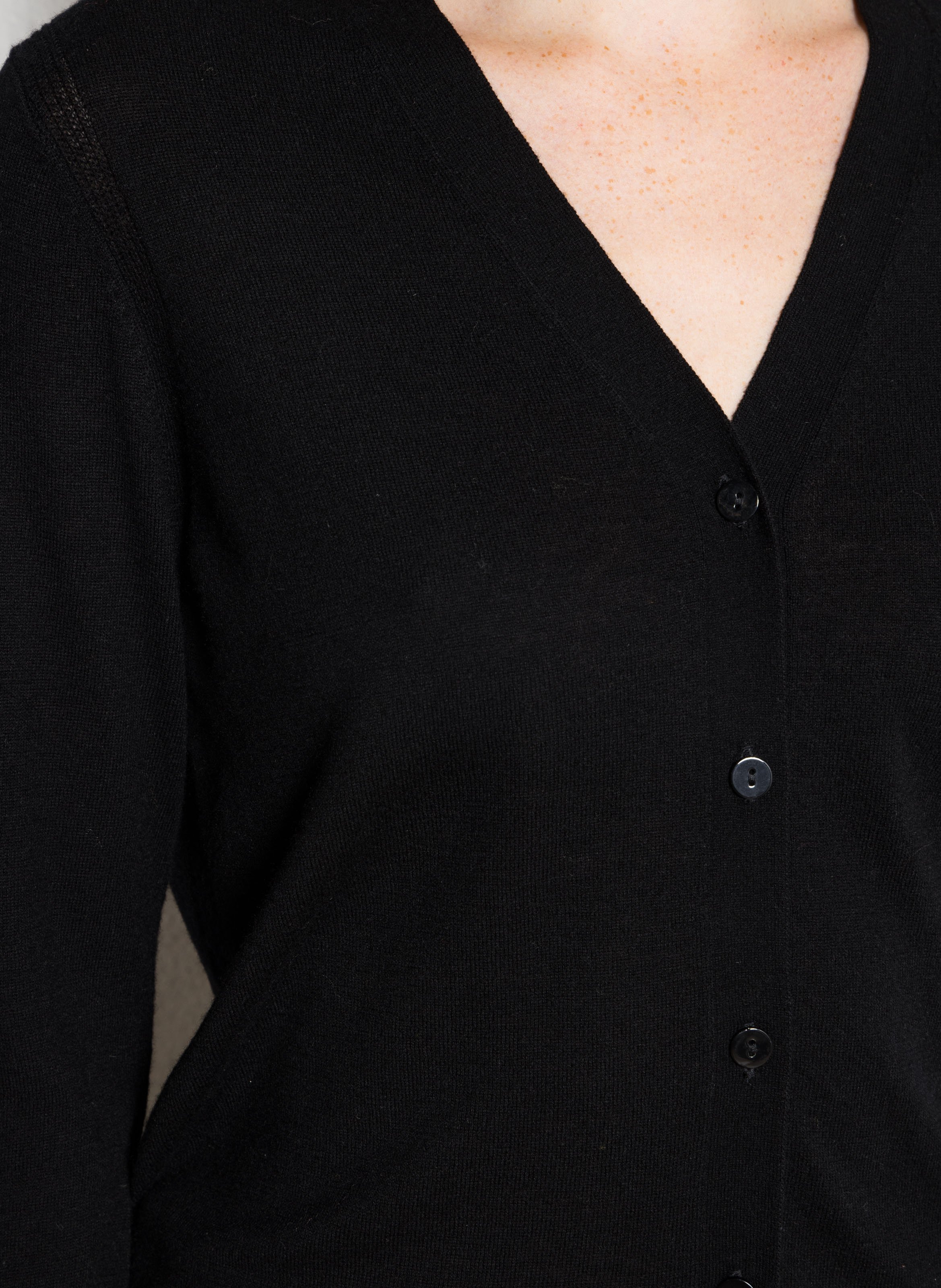 Gilet droit col V en laine mérinos mélangée NICE THINGS Noir