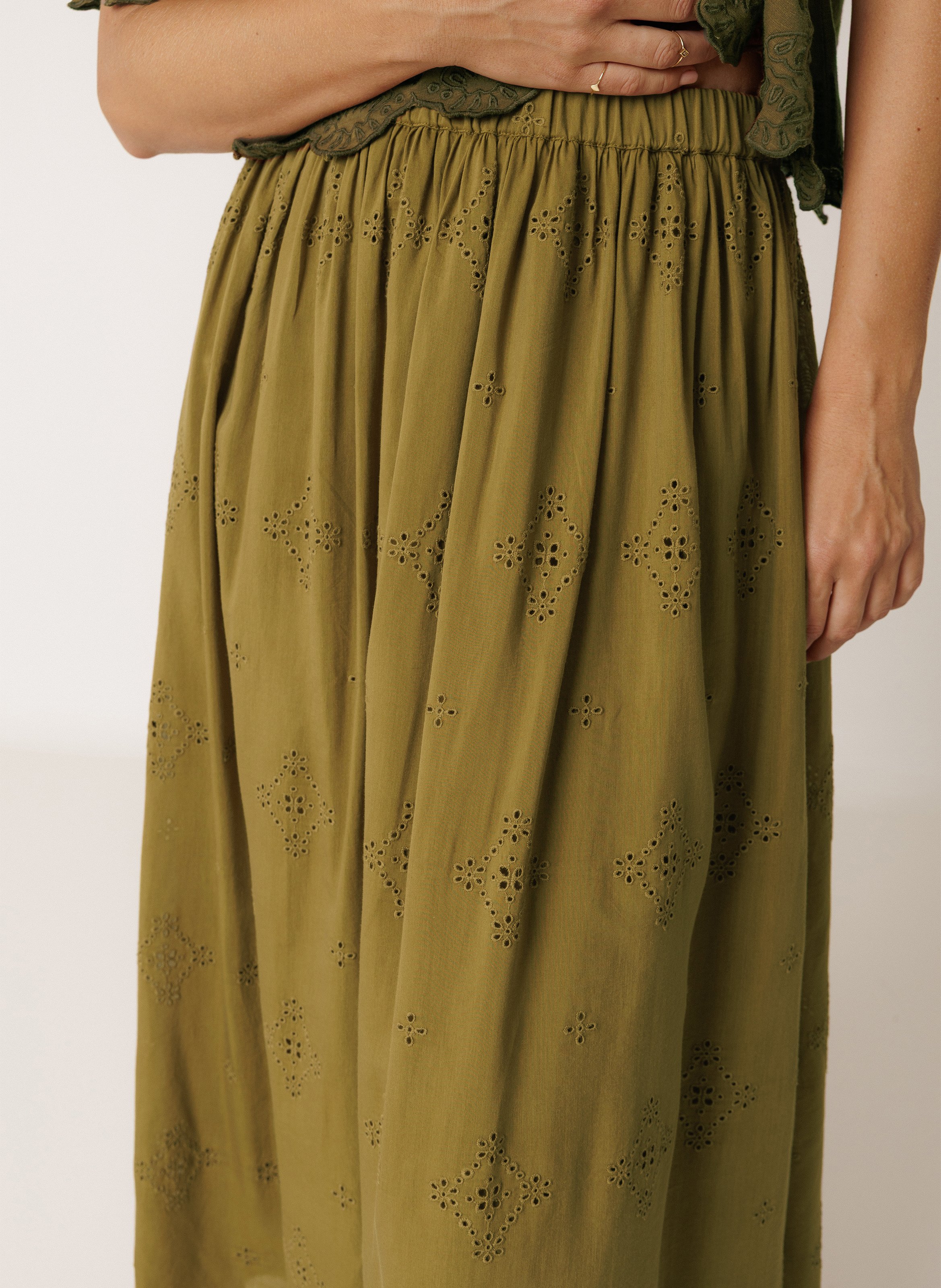 Ausgestellter Rock mit elastischen Stickereien INDI & COLD Khaki