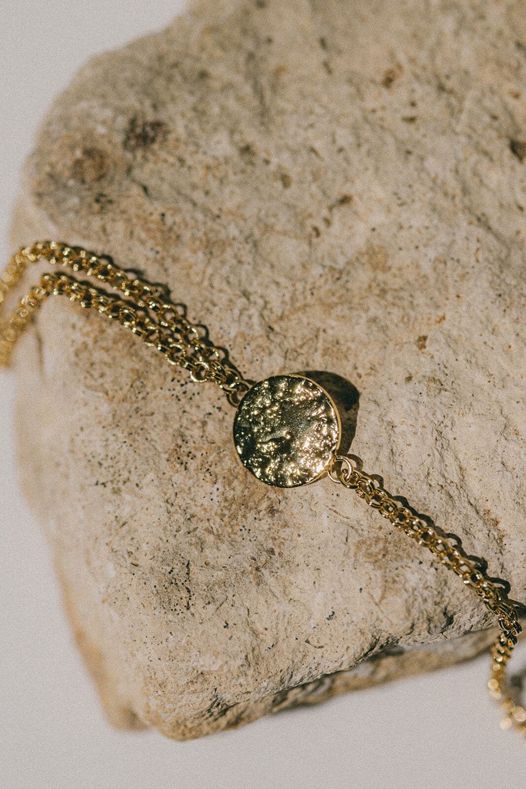 Hammered round silver-plated bracelet Golden