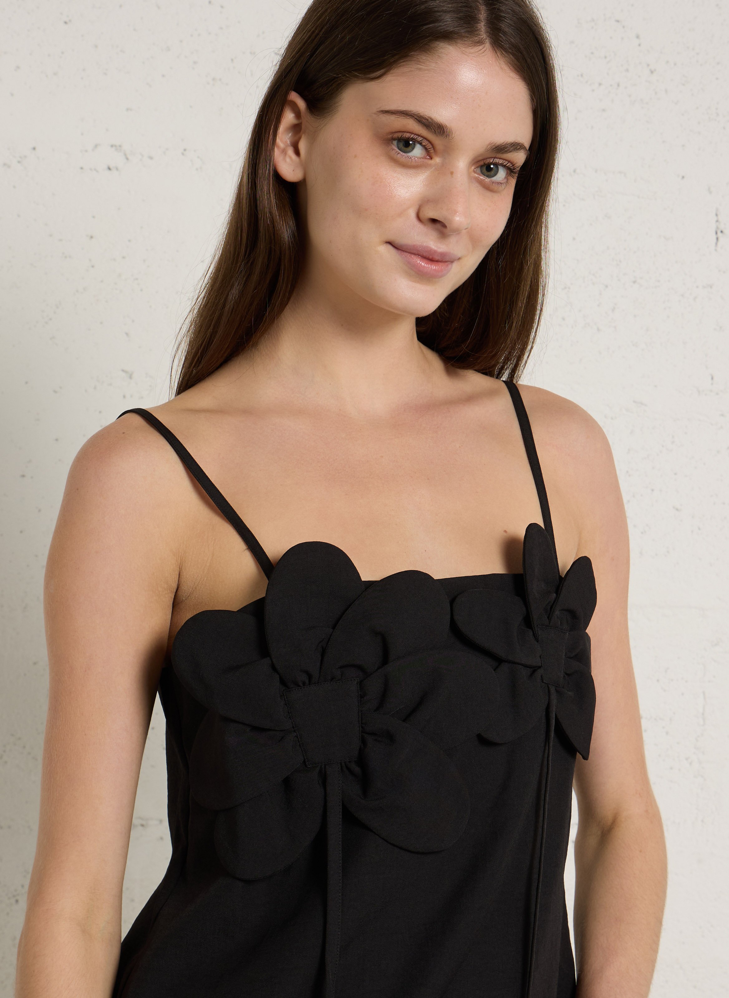 Robe courte à fleurs 3D unie BAUM UND PFERDGARTEN Noir
