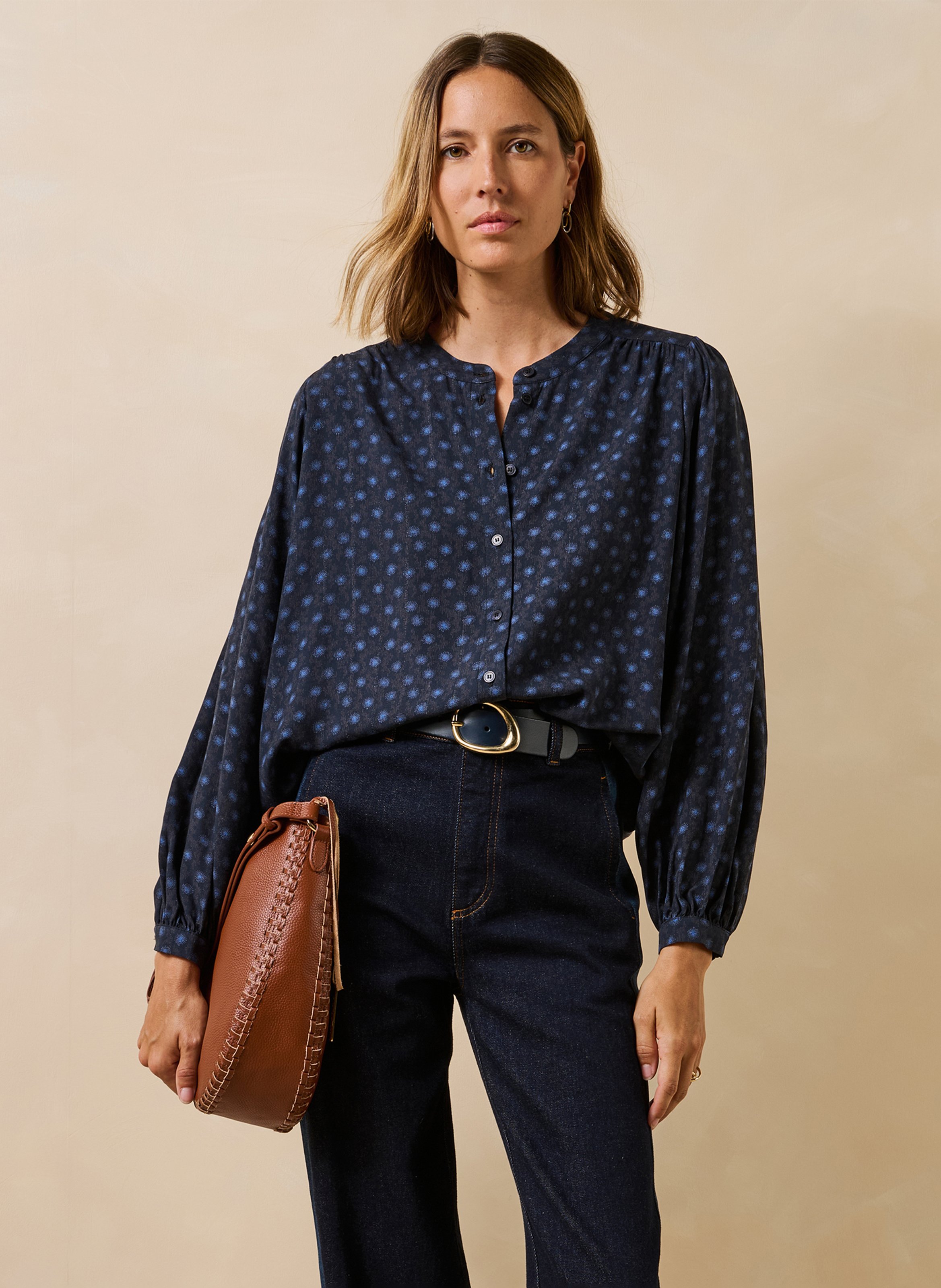 Weite Mao-Kragenbluse mit Print. LA FEE MARABOUTEE Blau