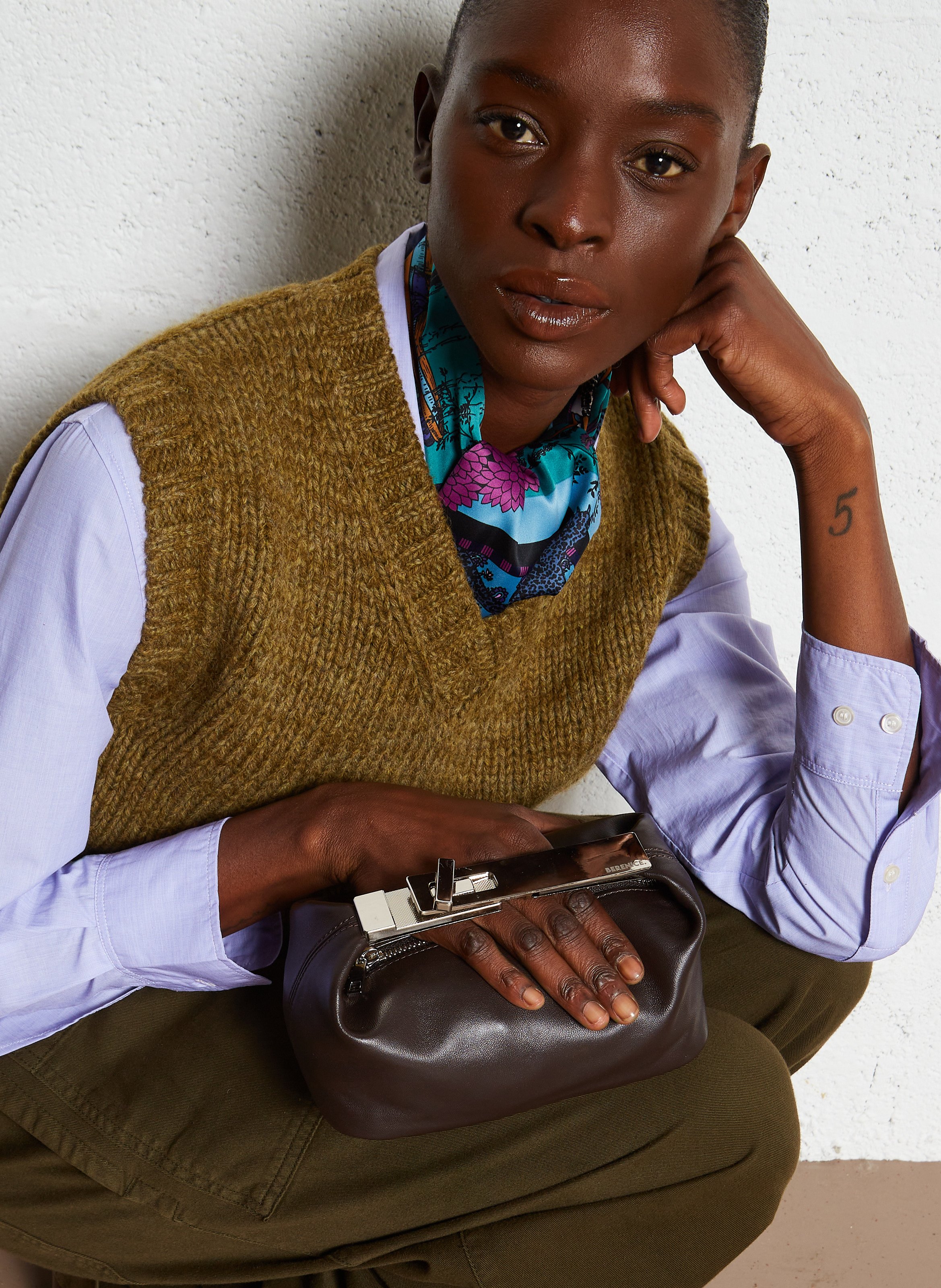 Kleine Ledertasche mit Metallgriff BERENICE Braun