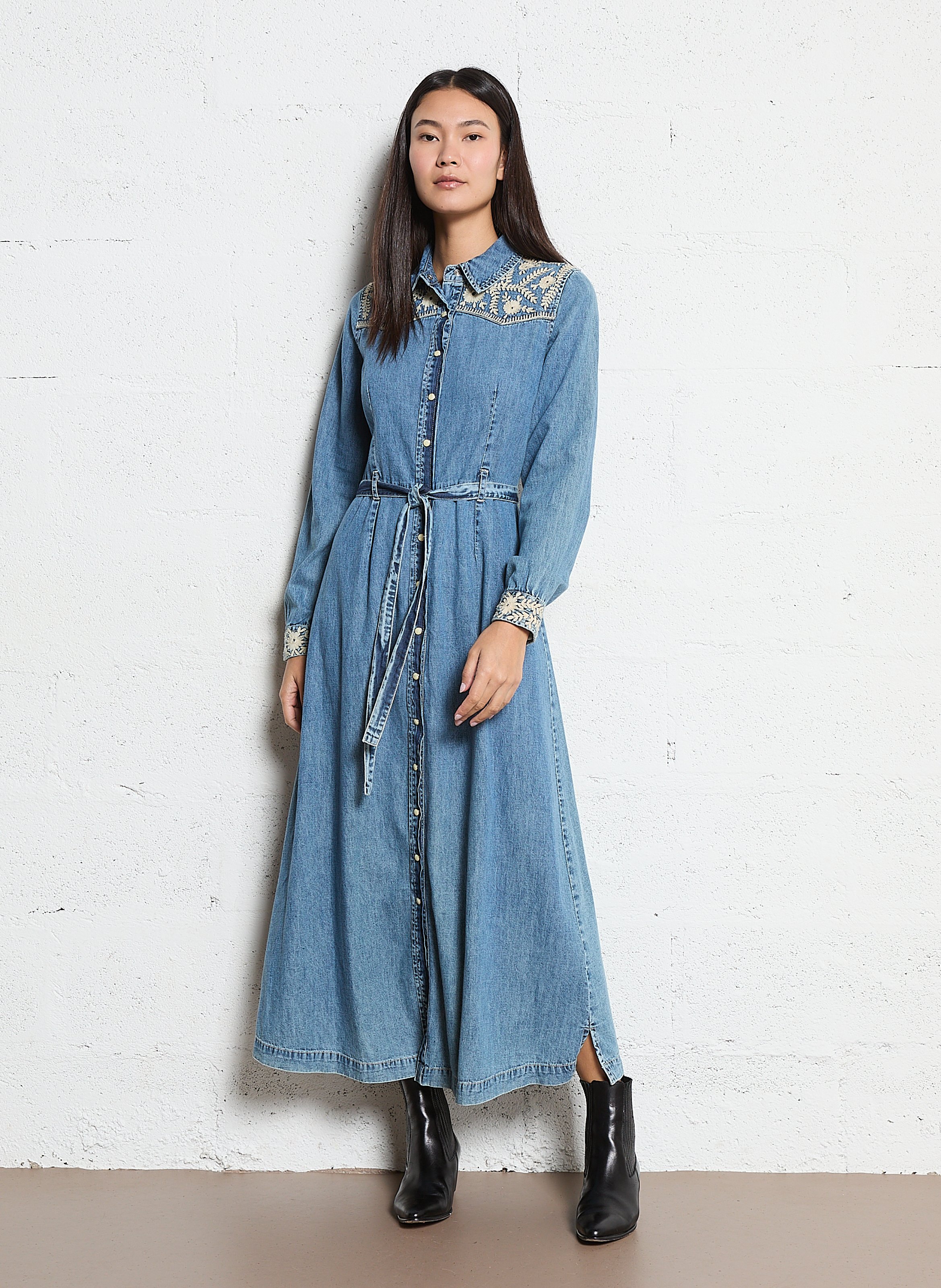 Langes Jeanskleid mit besticktem Gürtel MAISON HOTEL Blau