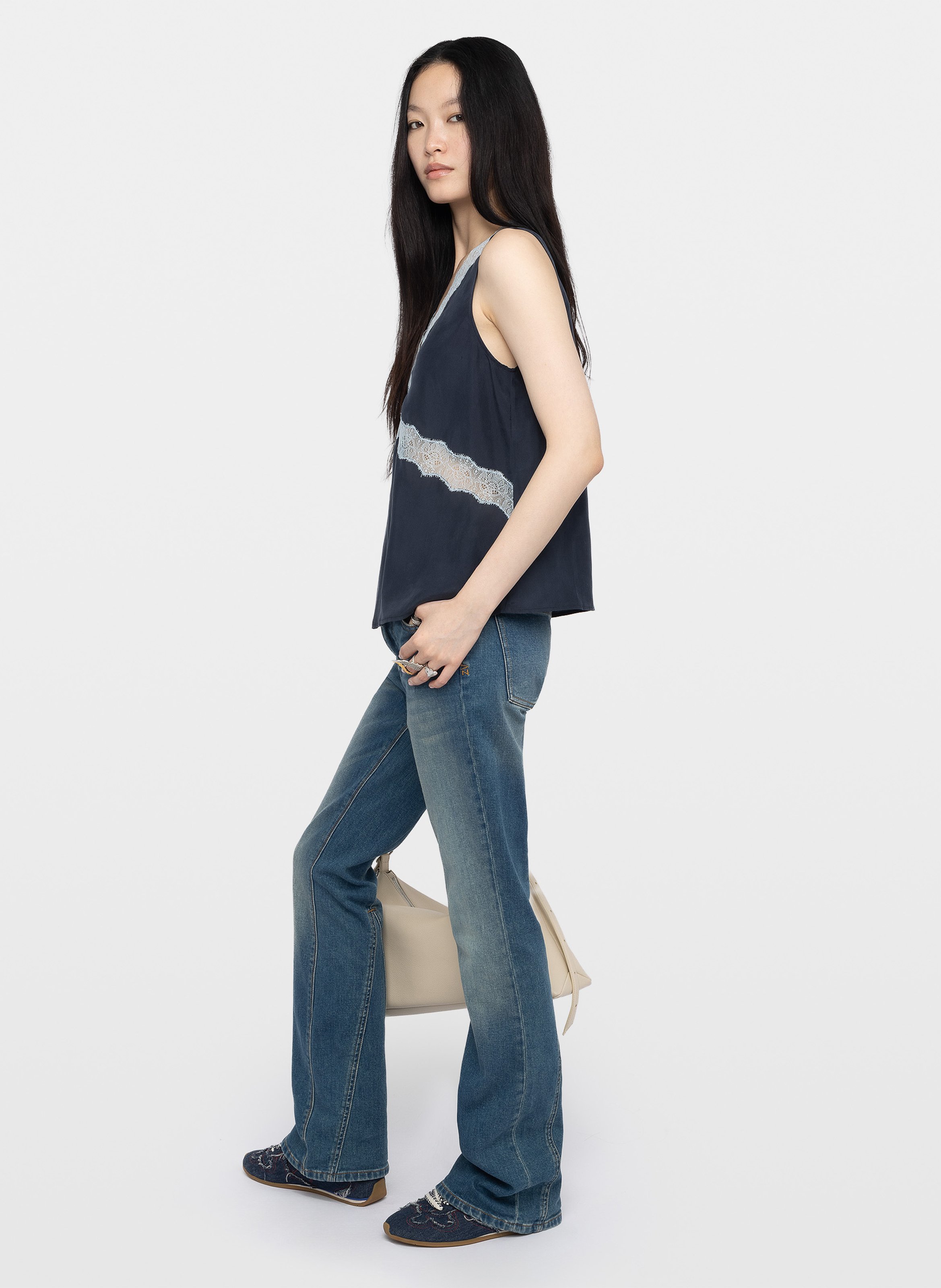 Gerader Seiden-V-Ausschnitt-Top Blau