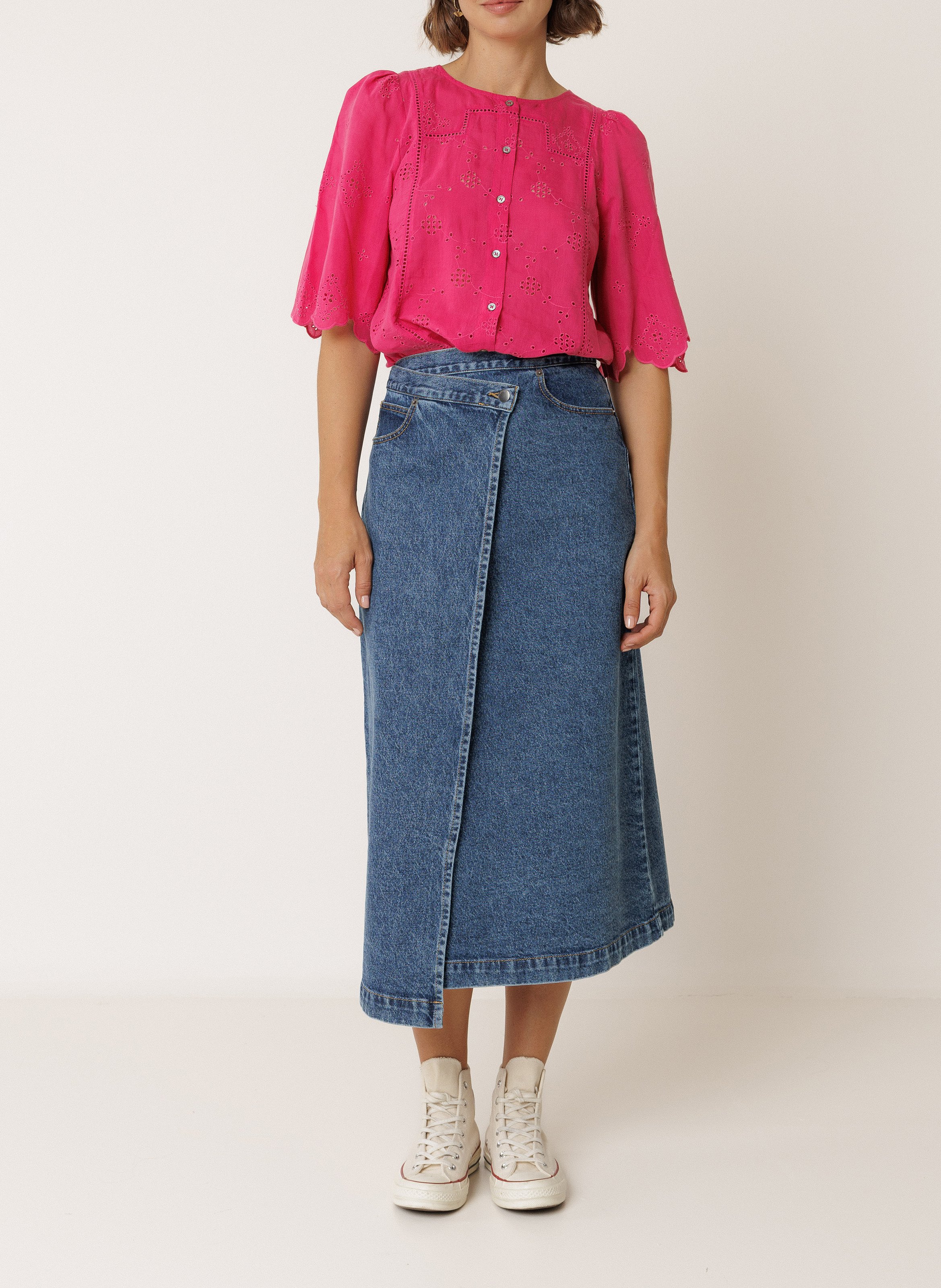 Kurzärmliges Oberteil mit Knopfleiste und Stickereien INDI & COLD Rosa