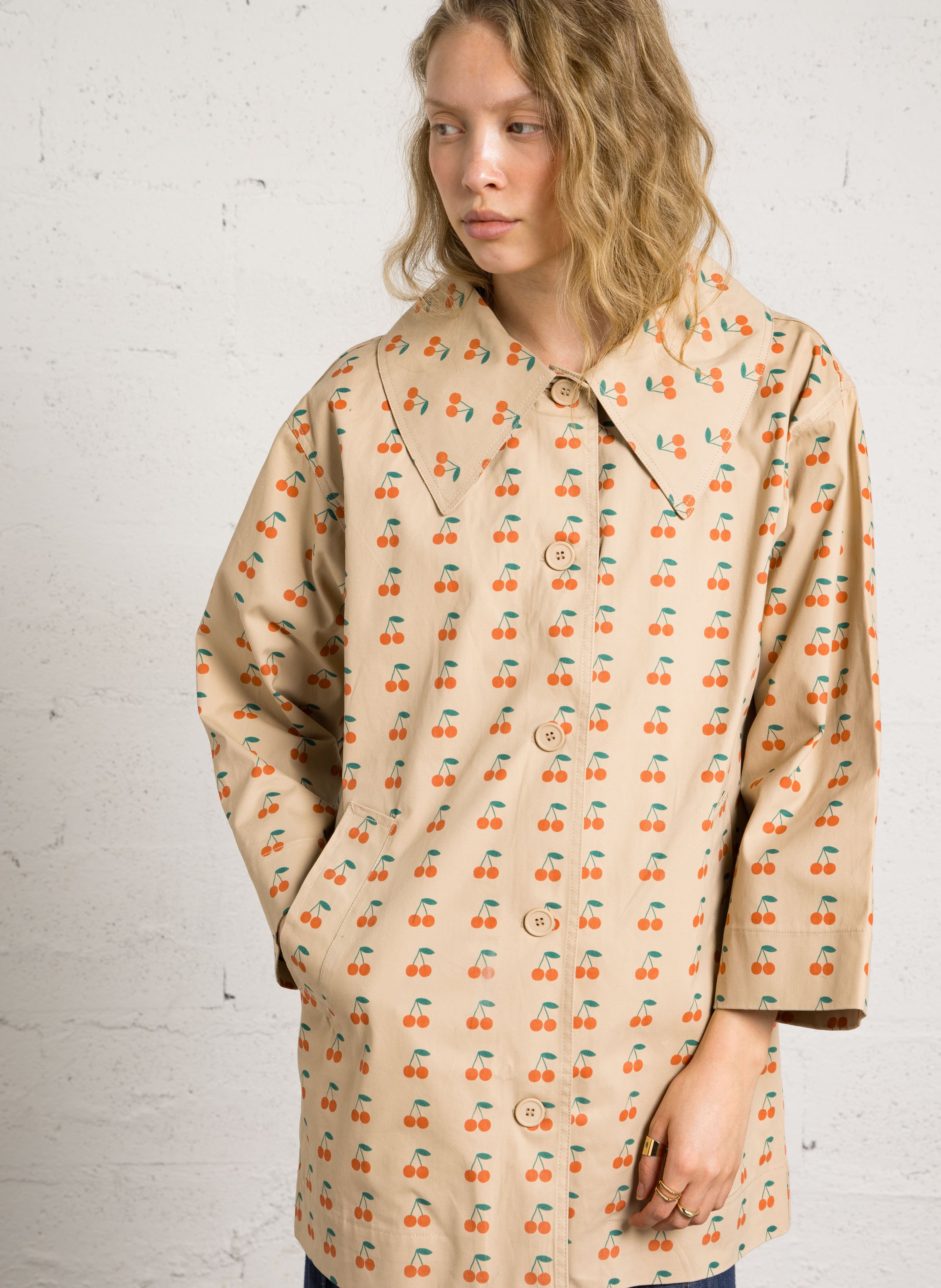 Gerade geschnittene Jacke mit klassischem Kragen aus bedruckter Baumwolle THE TINY BIG SISTER Beige