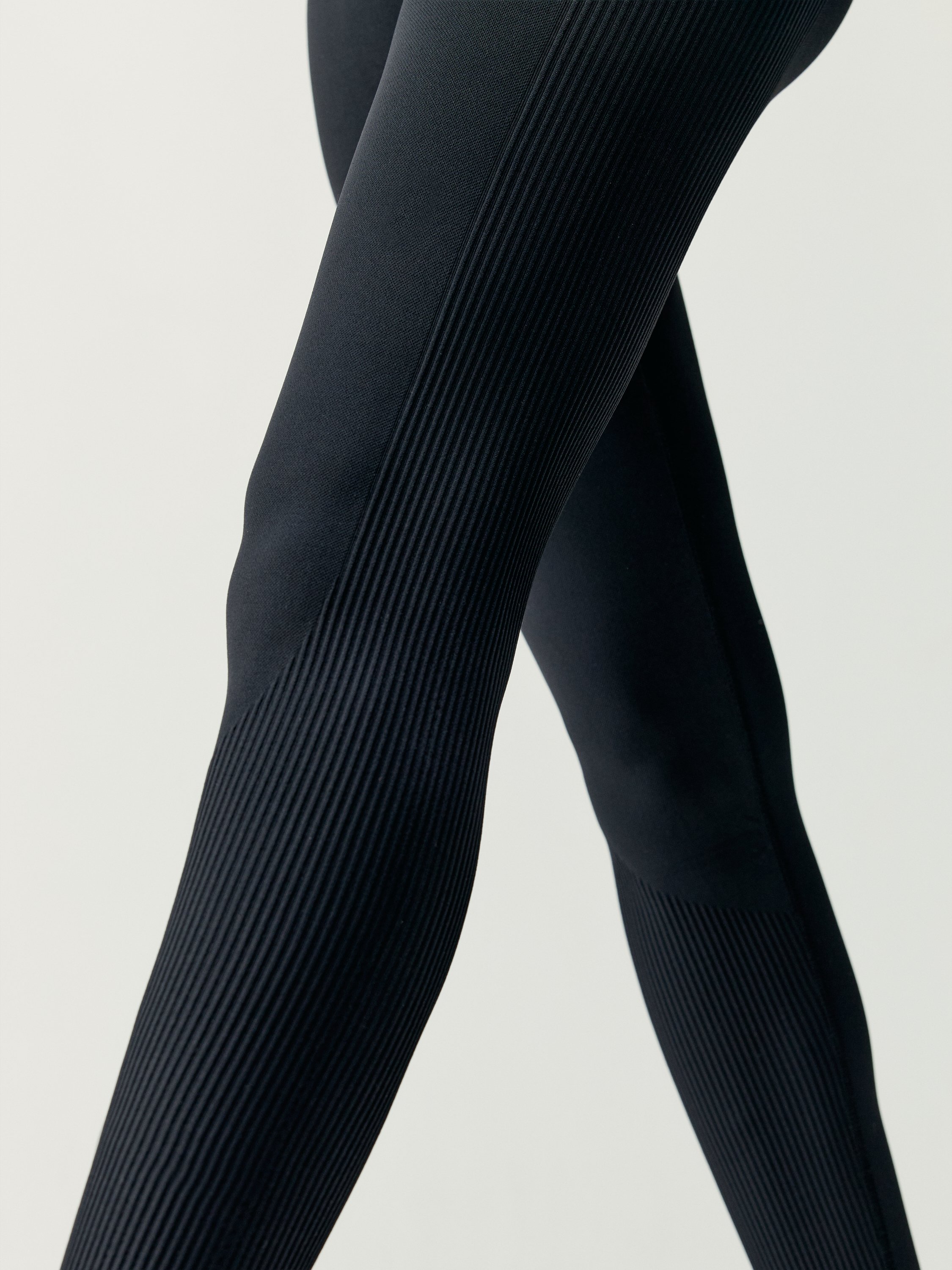 Seamless long sports leggings BORN LIVING YOGA Black