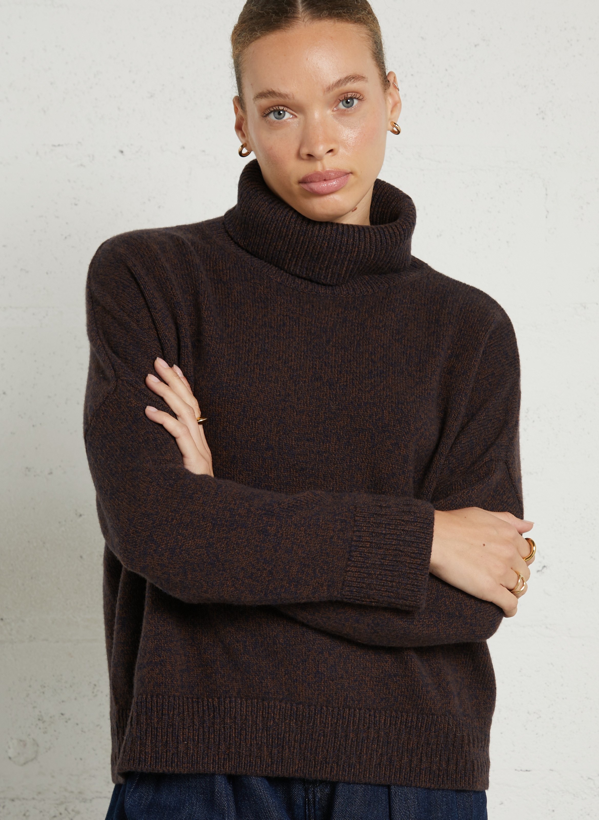 Oversized turtleneck sweater in blended wool. MAISON ANJE Brown