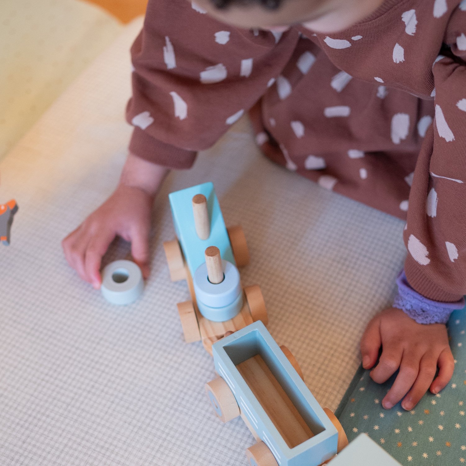 Small wooden zoo animal train with star pattern KINDSGUT Blue