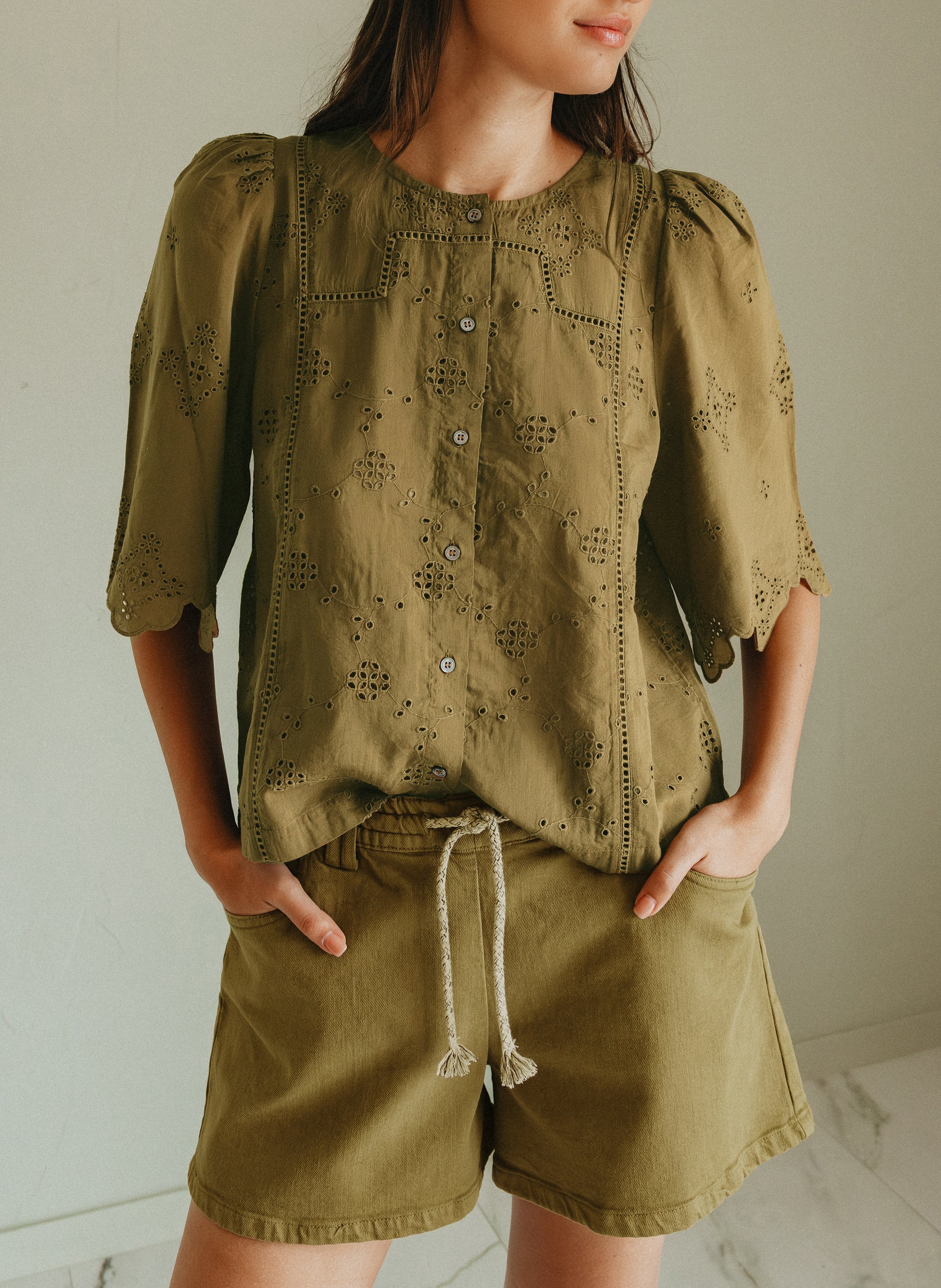 Kurzärmliges Oberteil mit Knopfleiste und Stickereien INDI & COLD Khaki