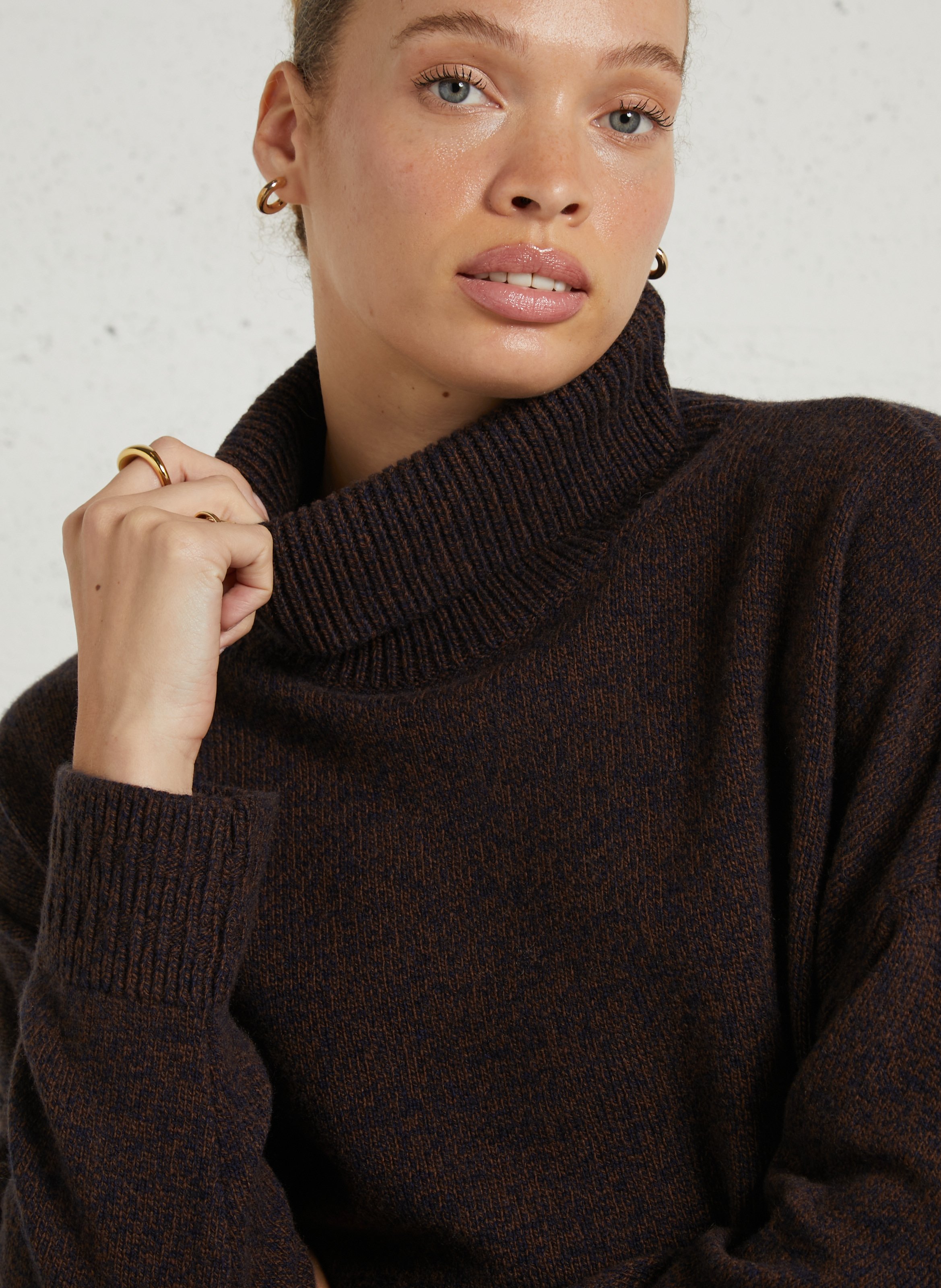 Oversized turtleneck sweater in blended wool. MAISON ANJE Brown