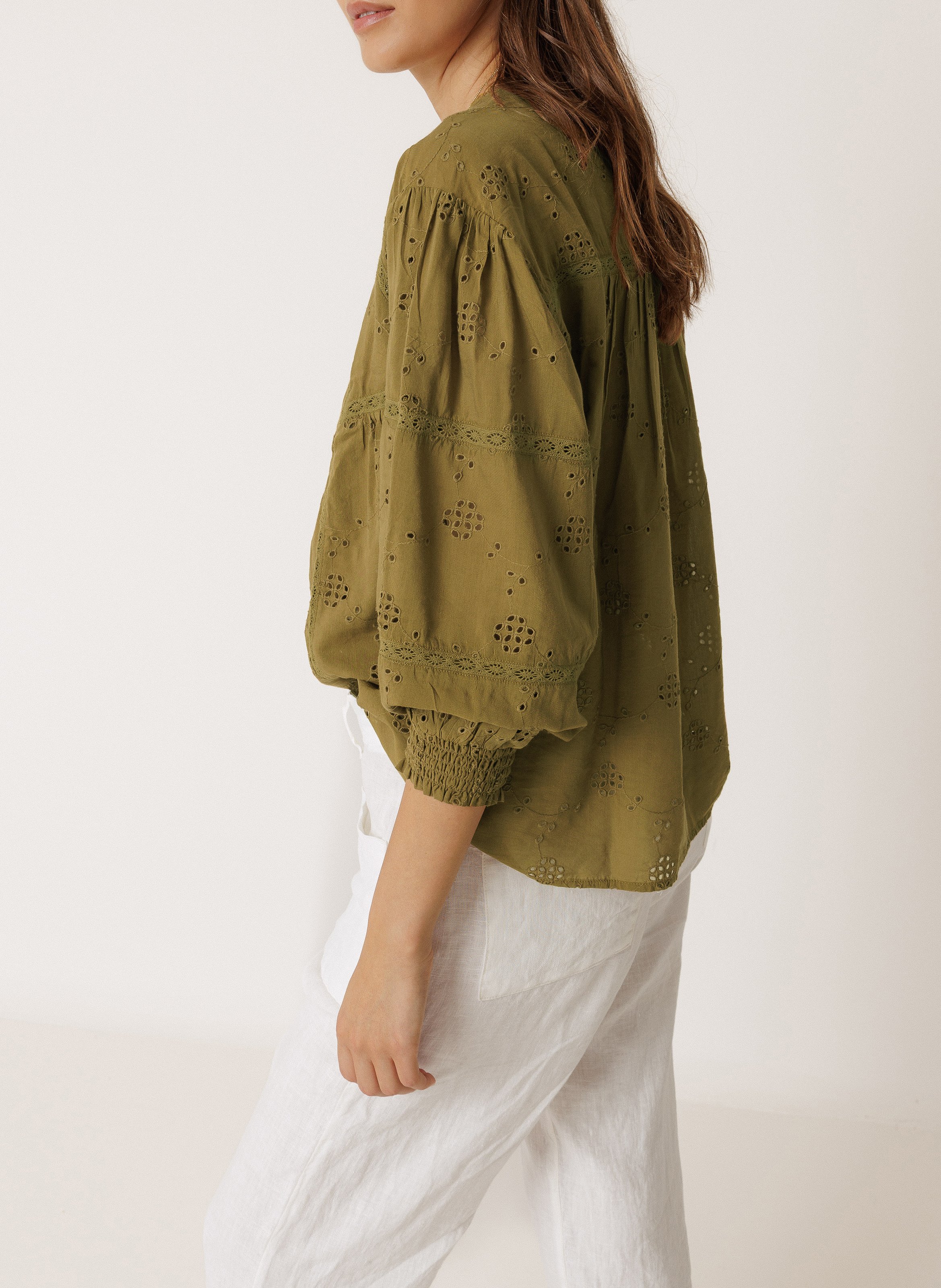 Geknöpfte Bluse mit Spitzenstickerei INDI & COLD Khaki