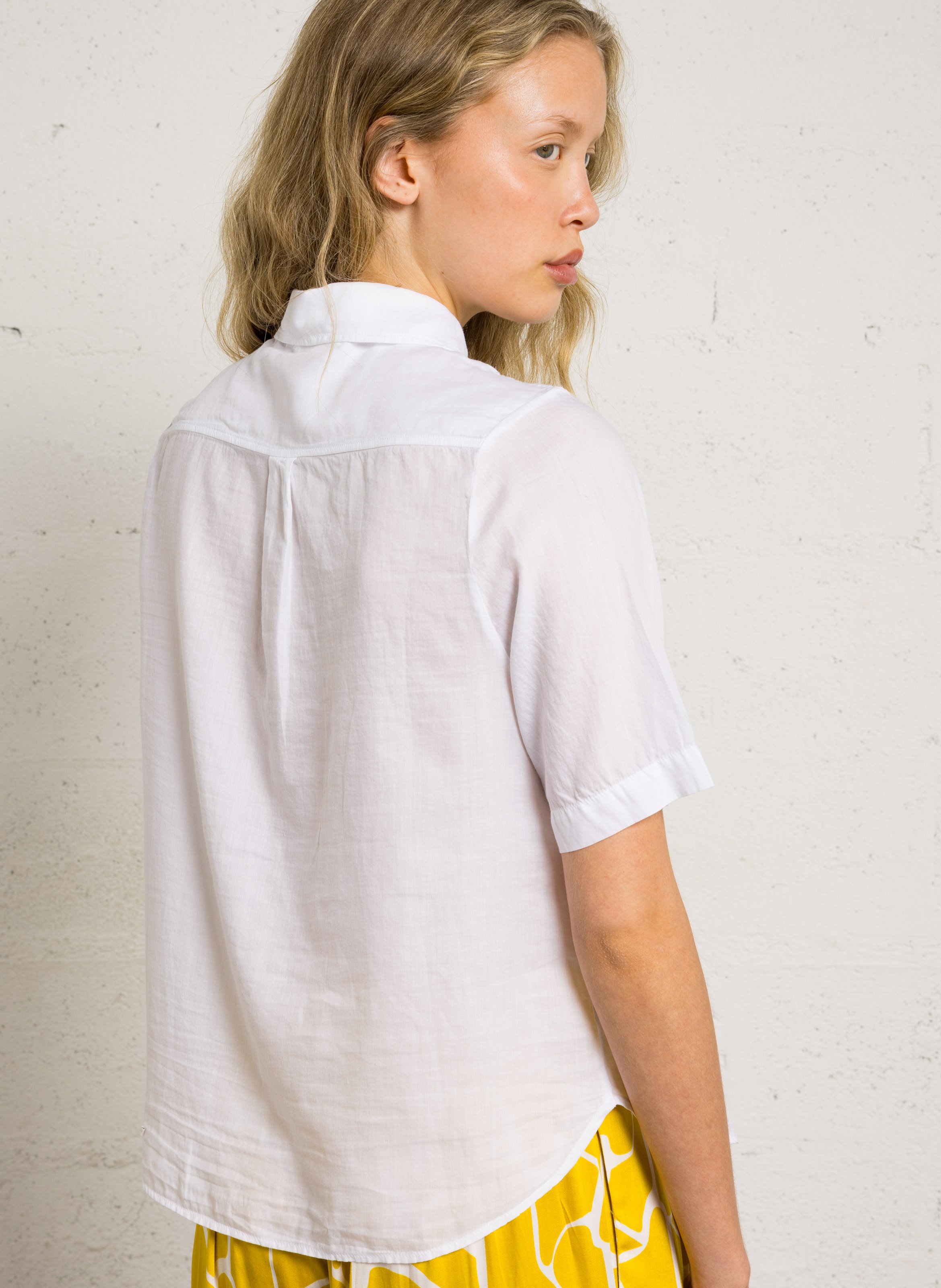 Weites Hemd mit klassischem Kragen und Volants aus Baumwolle. BELLA JONES Weiss