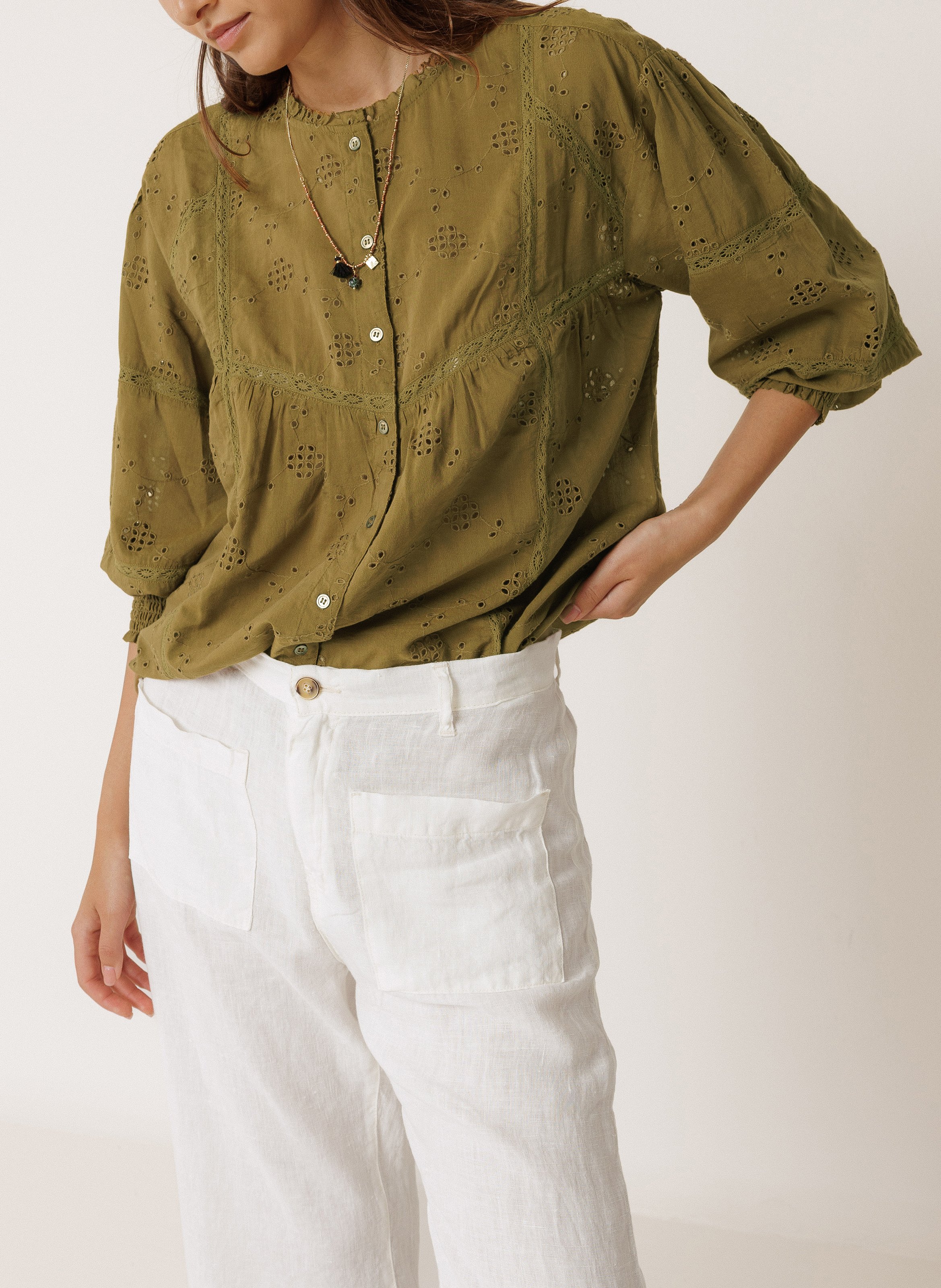 Geknöpfte Bluse mit Spitzenstickerei INDI & COLD Khaki