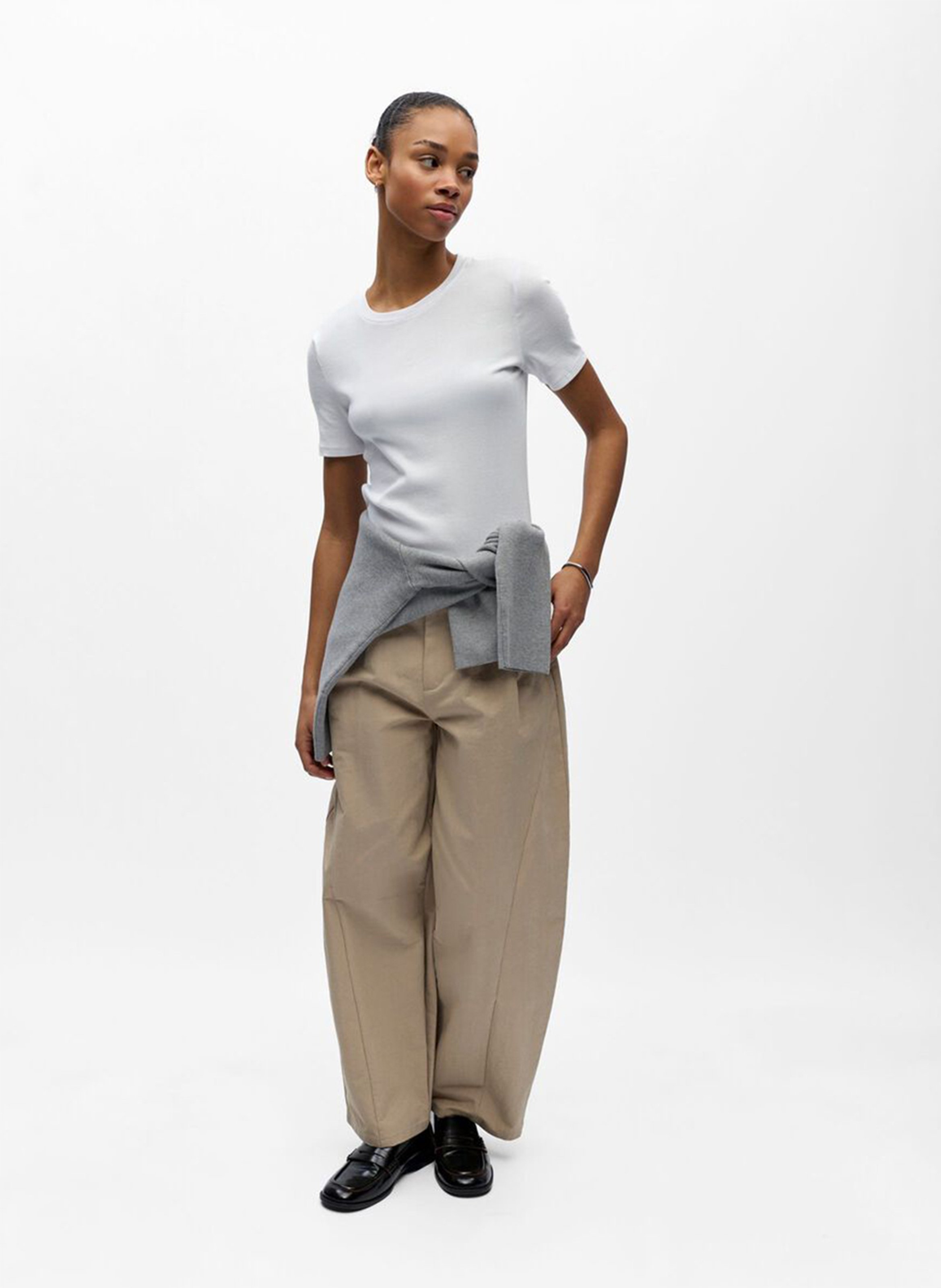 Aansluitend T-shirt met ronde hals van biologisch katoenmix. OBJECT Wit