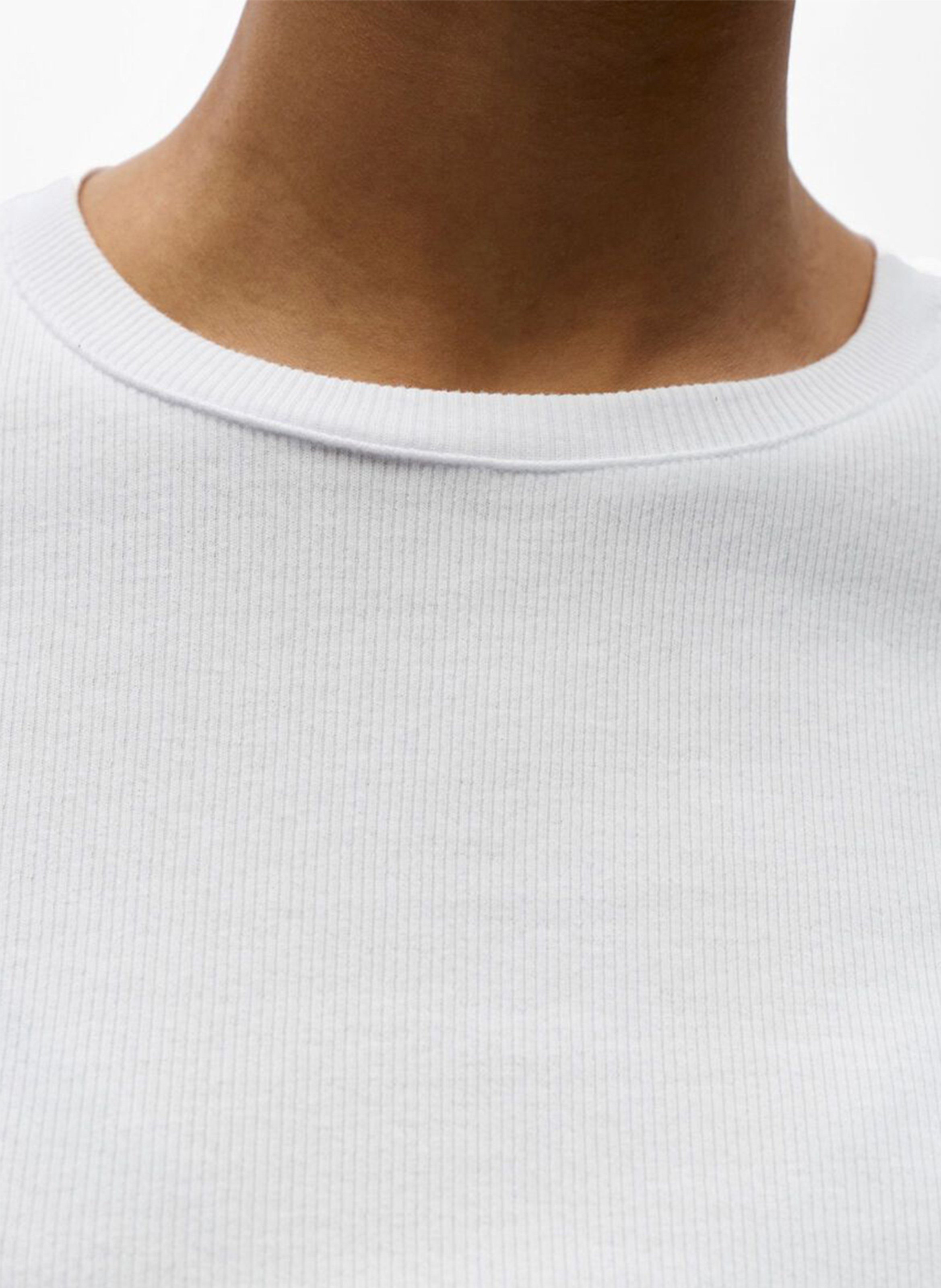 Aansluitend T-shirt met ronde hals van biologisch katoenmix. OBJECT Wit