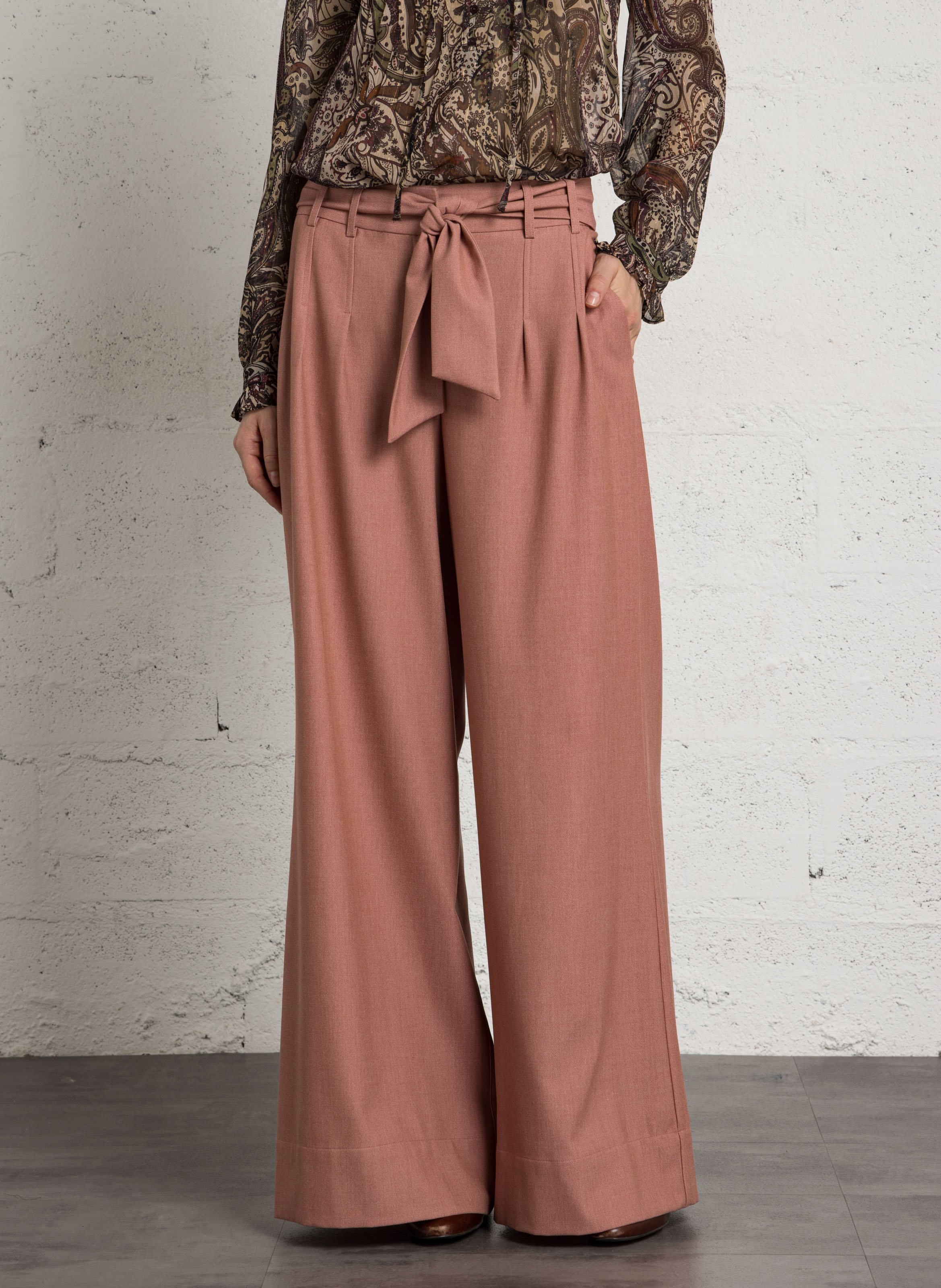 Fließende Bundfaltenhose mit Gürtel MAISON 123