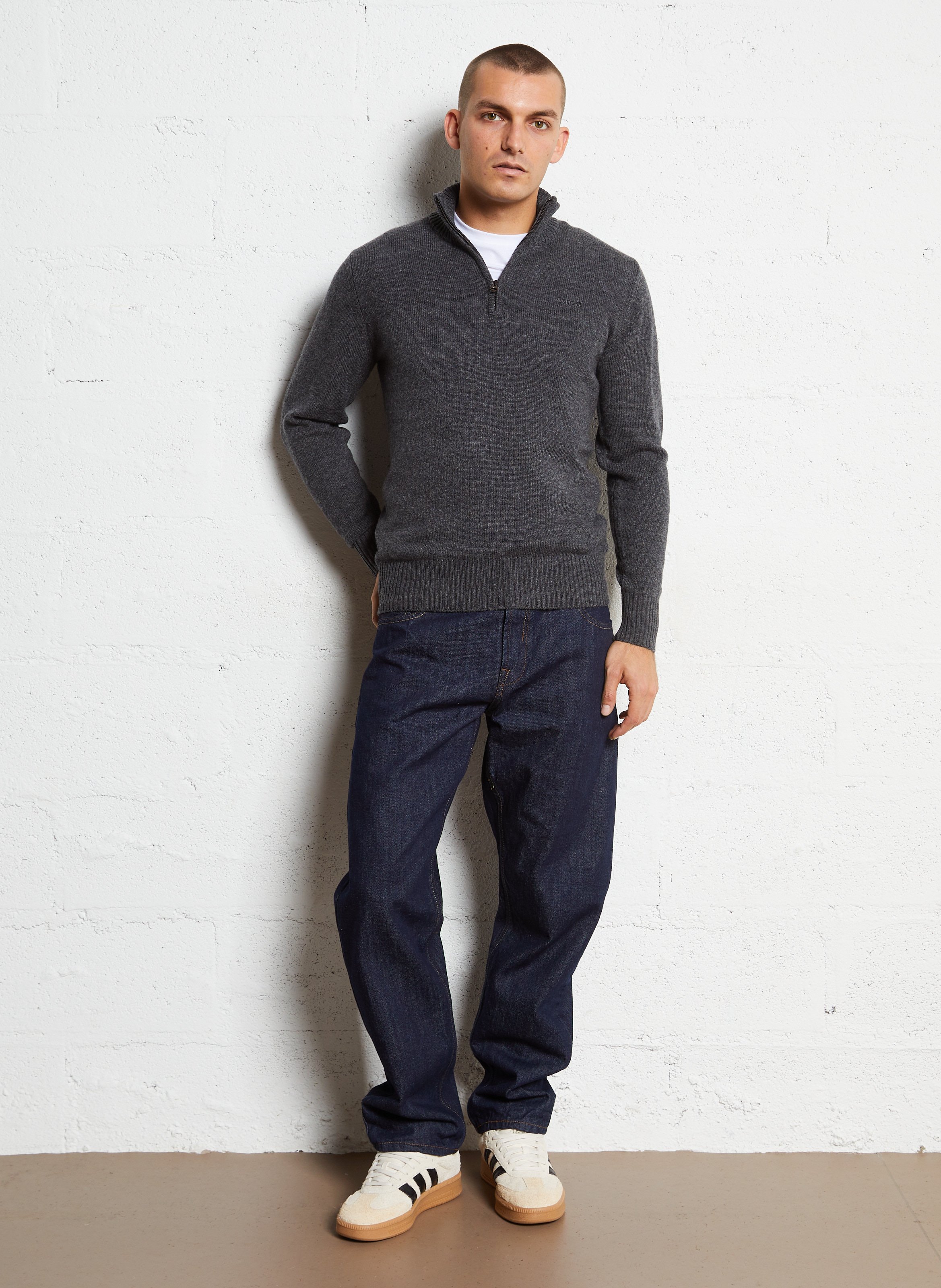 - Straight-leg jeans
- 5 pockets
- Straight cut
- Faded effect SOLID Blue