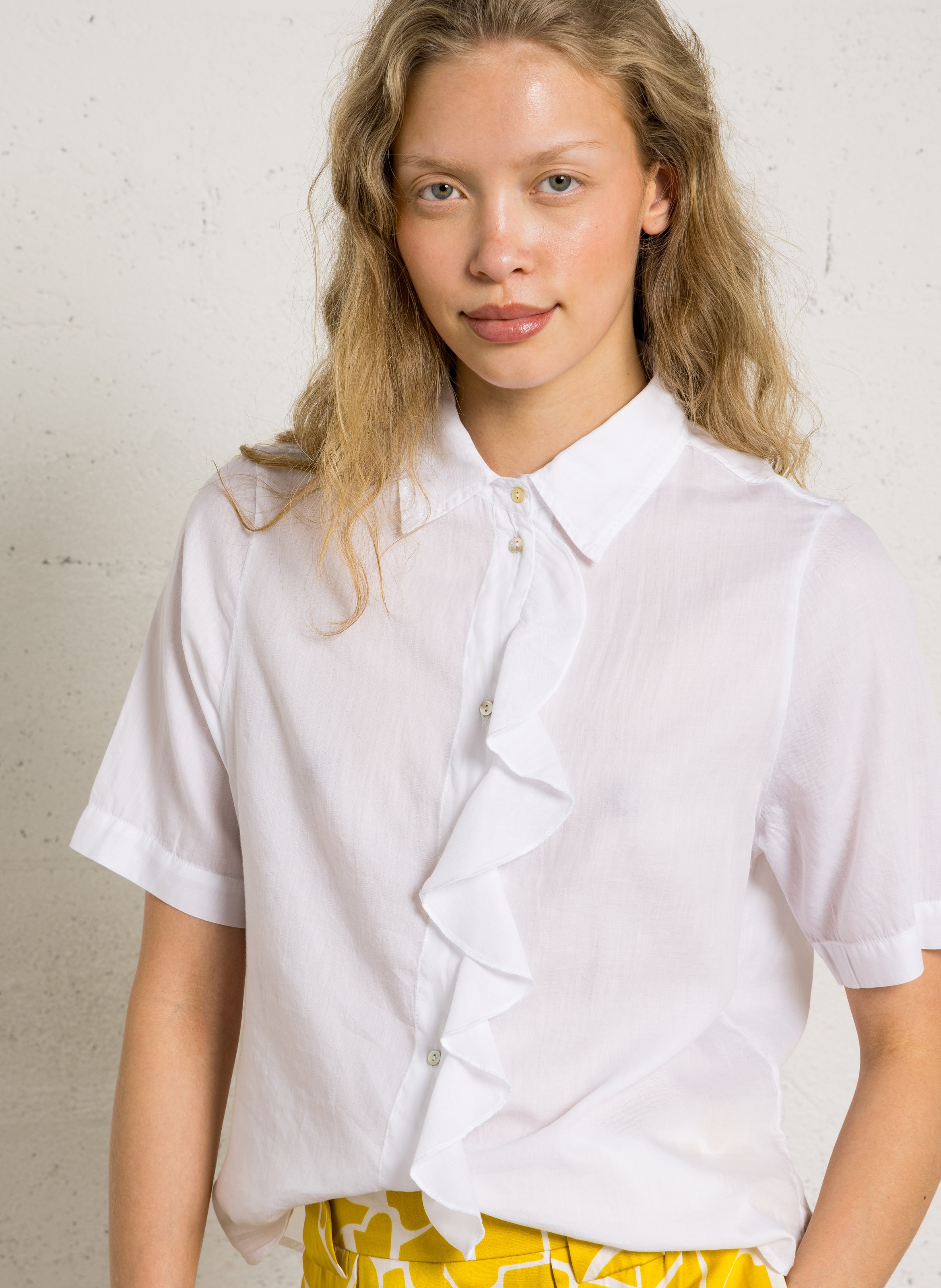 Weites Hemd mit klassischem Kragen und Volants aus Baumwolle. BELLA JONES Weiss