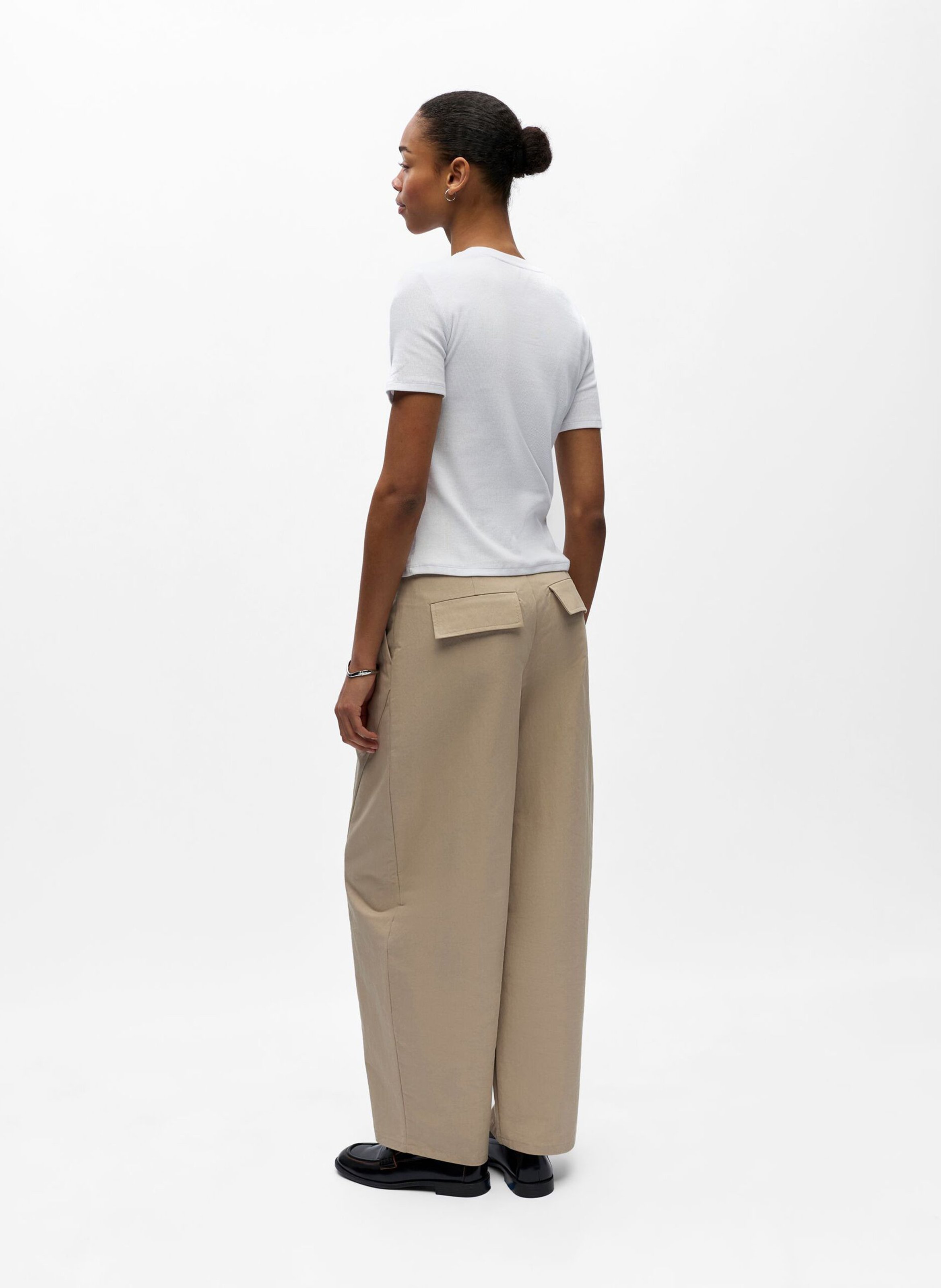 Aansluitend T-shirt met ronde hals van biologisch katoenmix. OBJECT Wit