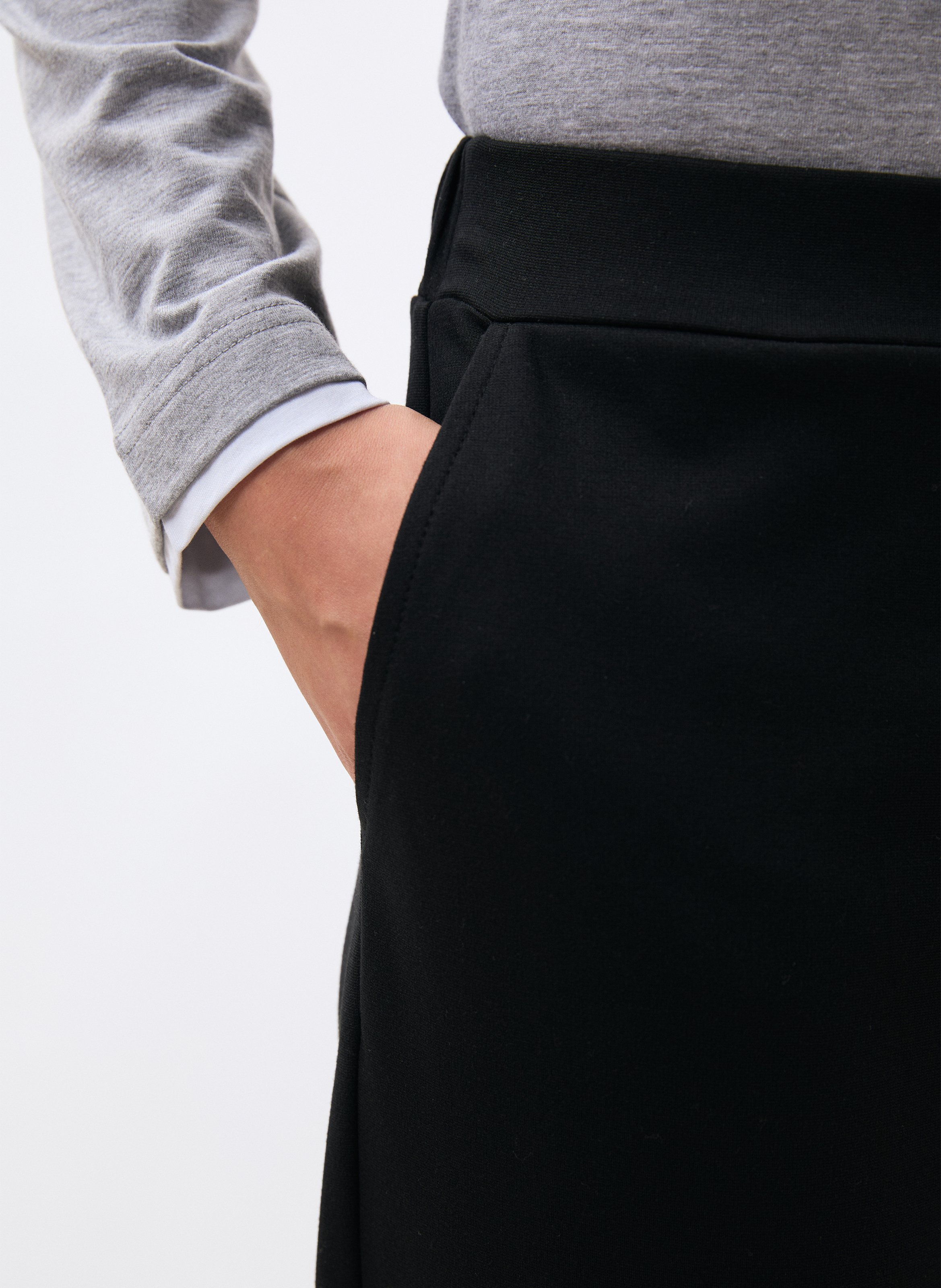 Gerade geschnittene Hose HUMILITY Schwarz