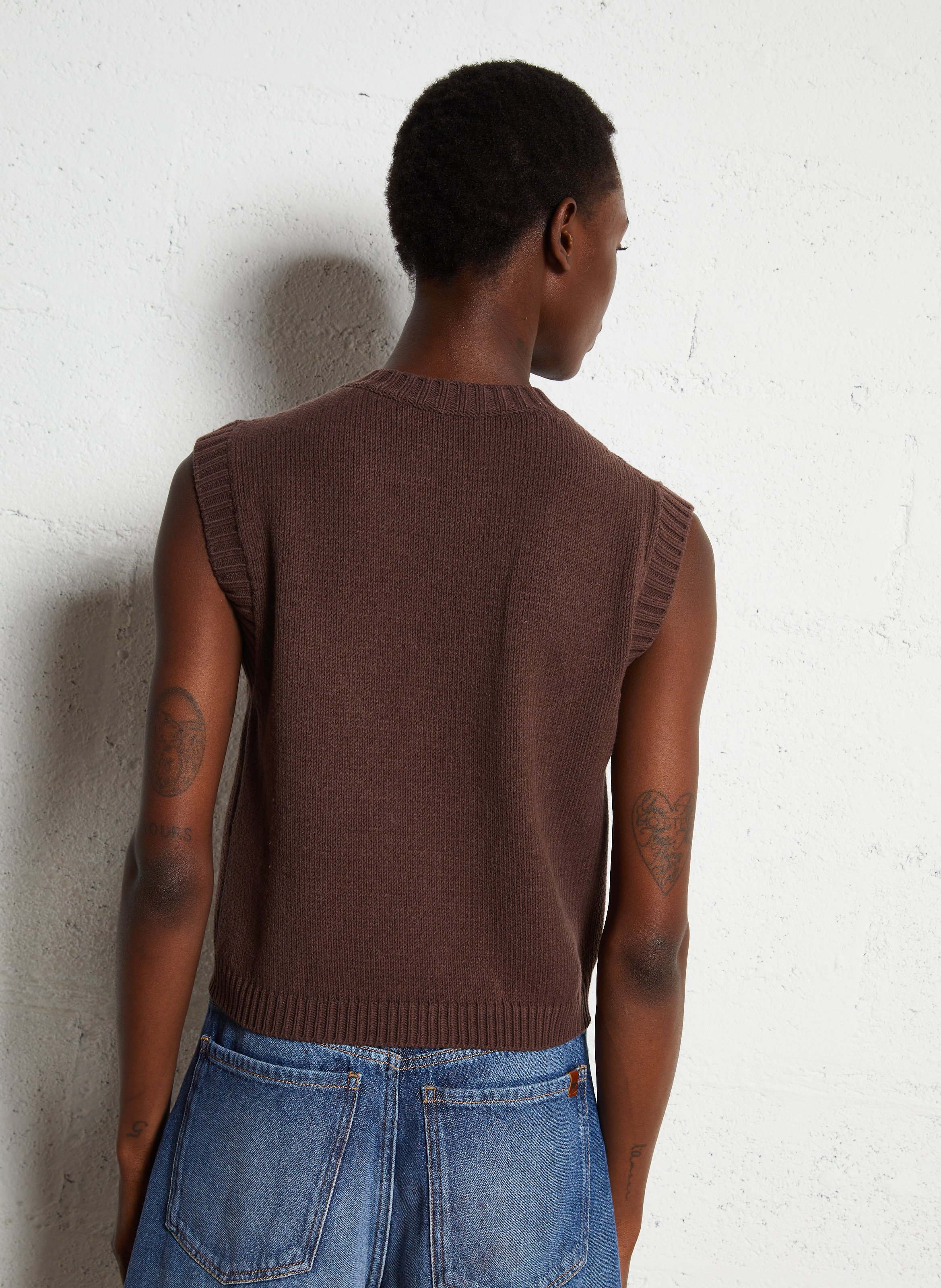 Short buttoned knitted cardigan Brown