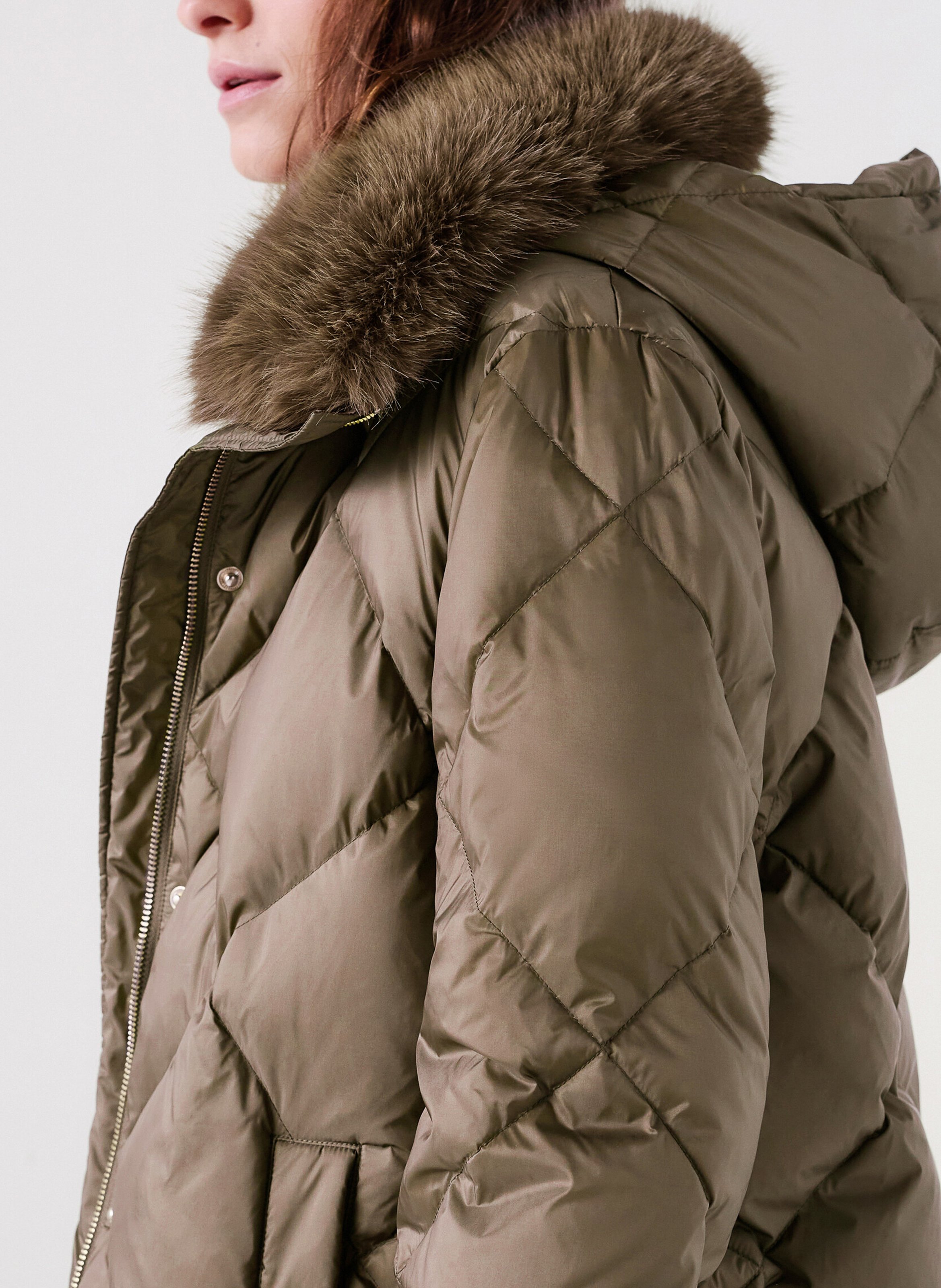 Gesteppte Daunenjacke mit Kapuze Braun