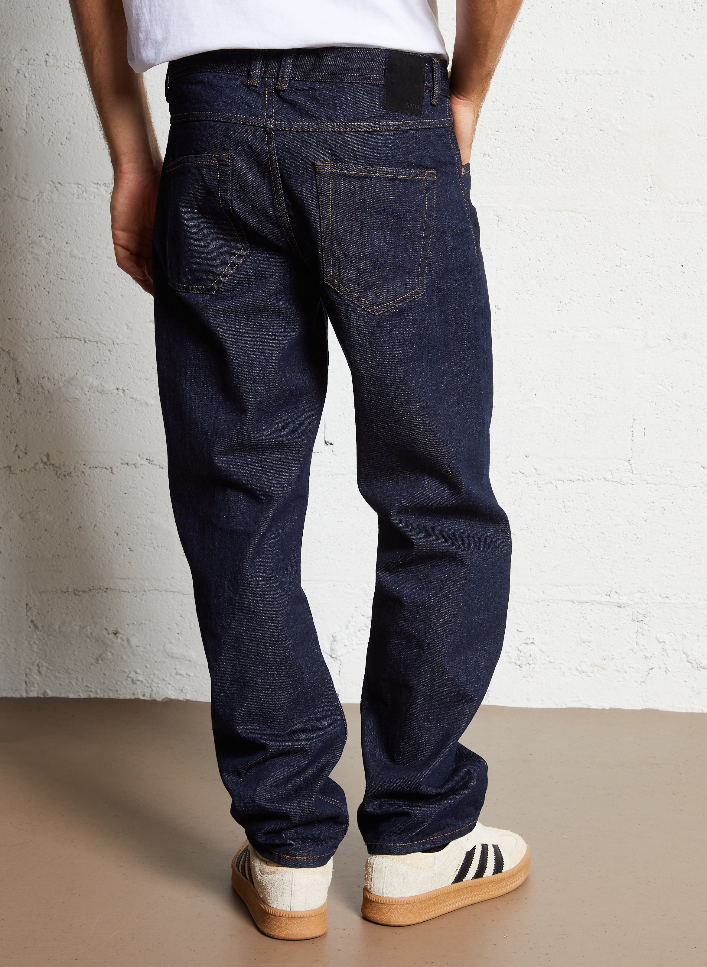 - Straight-leg jeans
- 5 pockets
- Straight cut
- Faded effect SOLID Blue