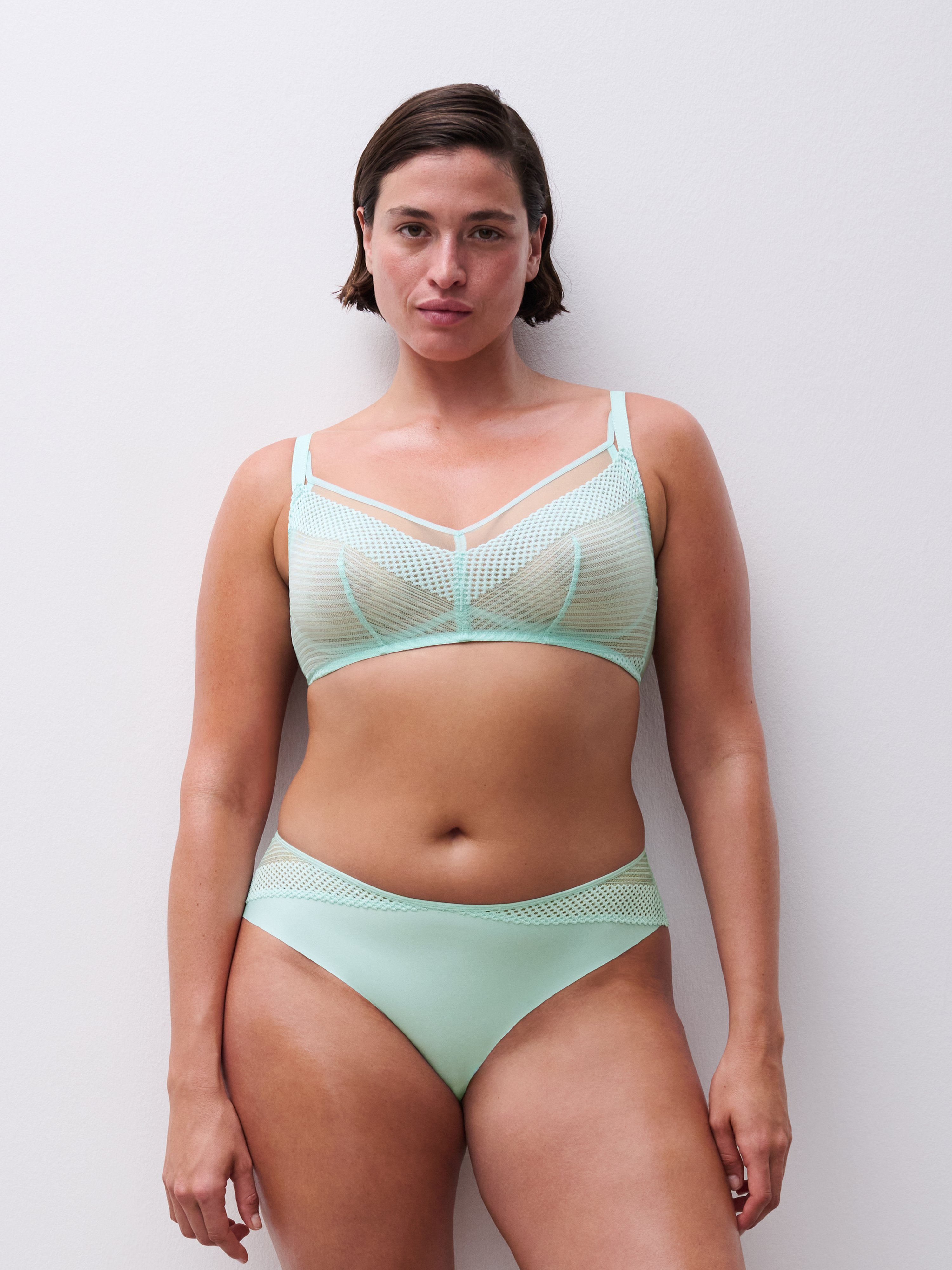 Non-wired support bra with cups Green