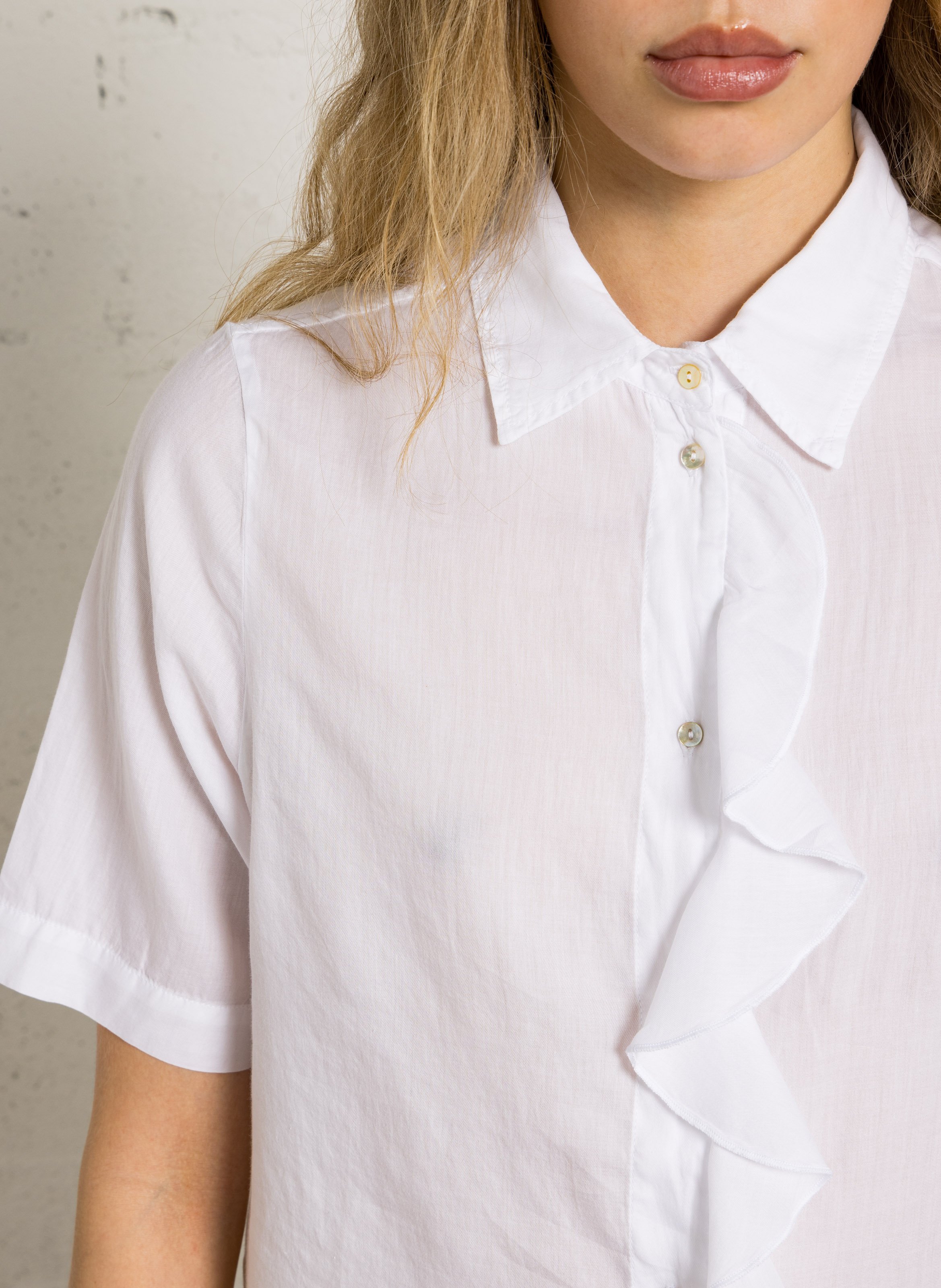 Weites Hemd mit klassischem Kragen und Volants aus Baumwolle. BELLA JONES Weiss