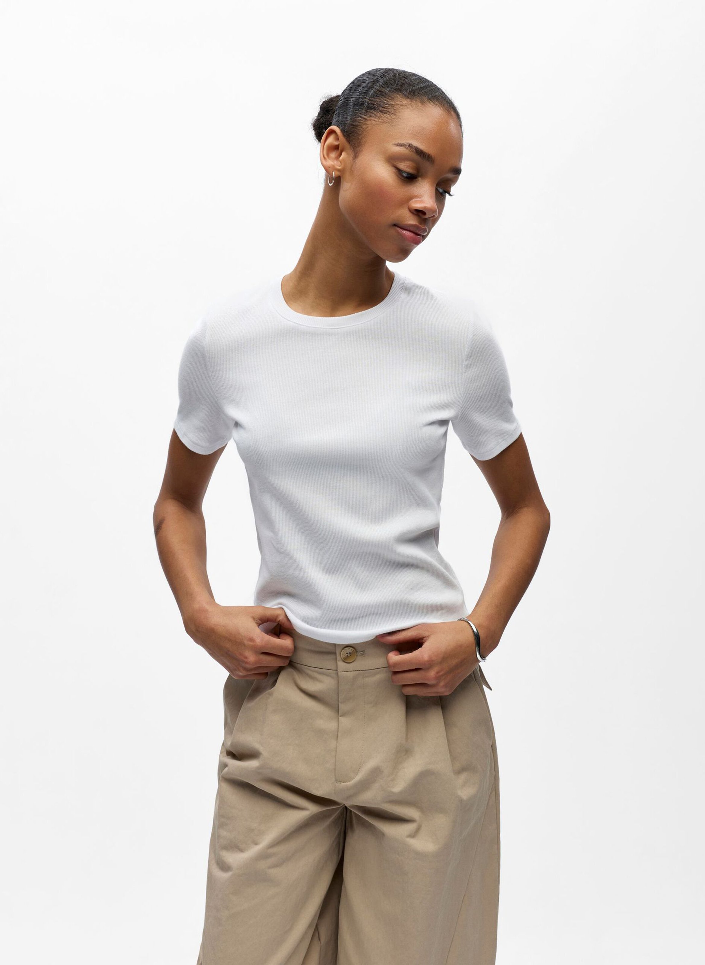 Aansluitend T-shirt met ronde hals van biologisch katoenmix. OBJECT Wit