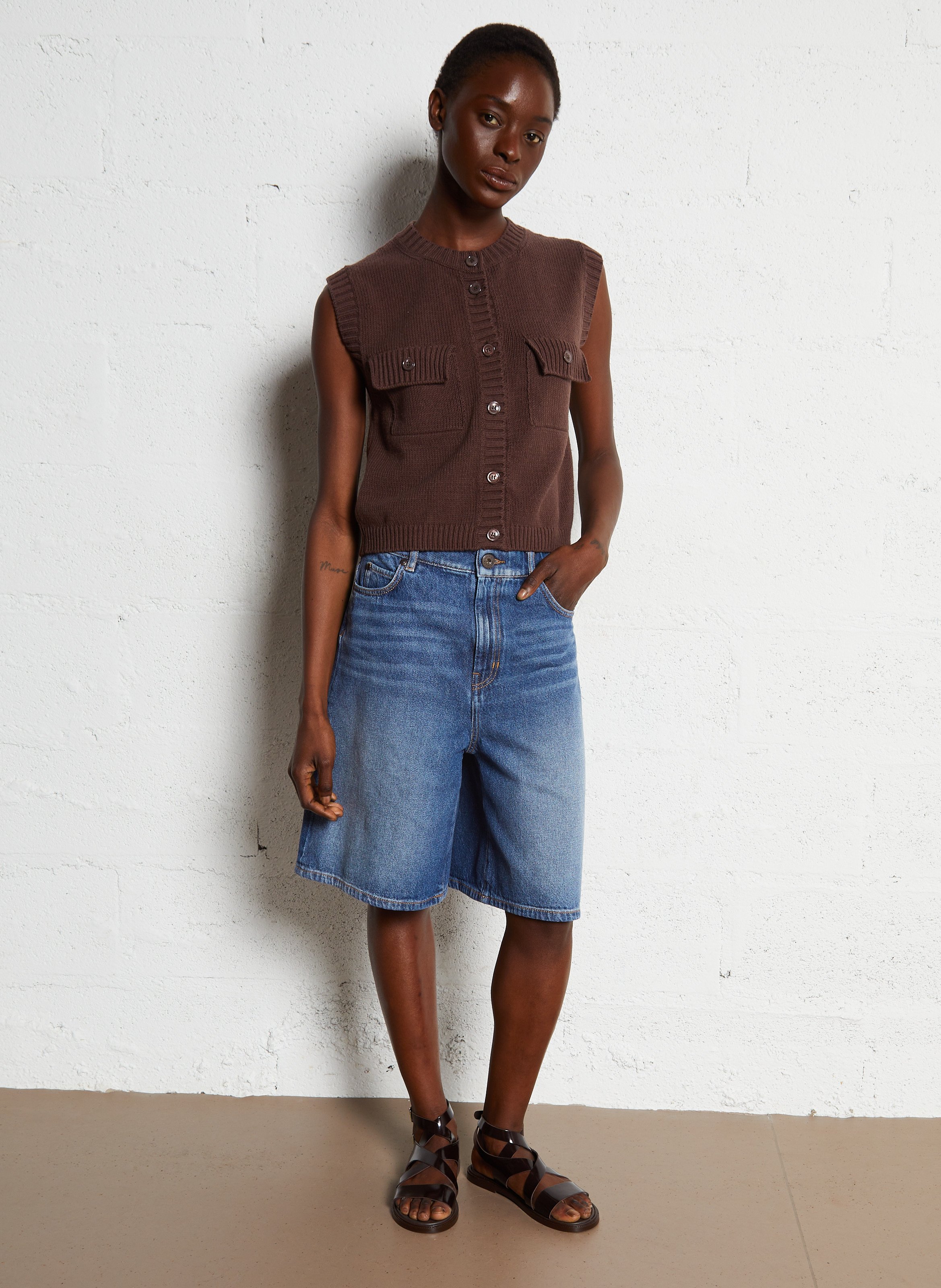 Short buttoned knitted cardigan Brown