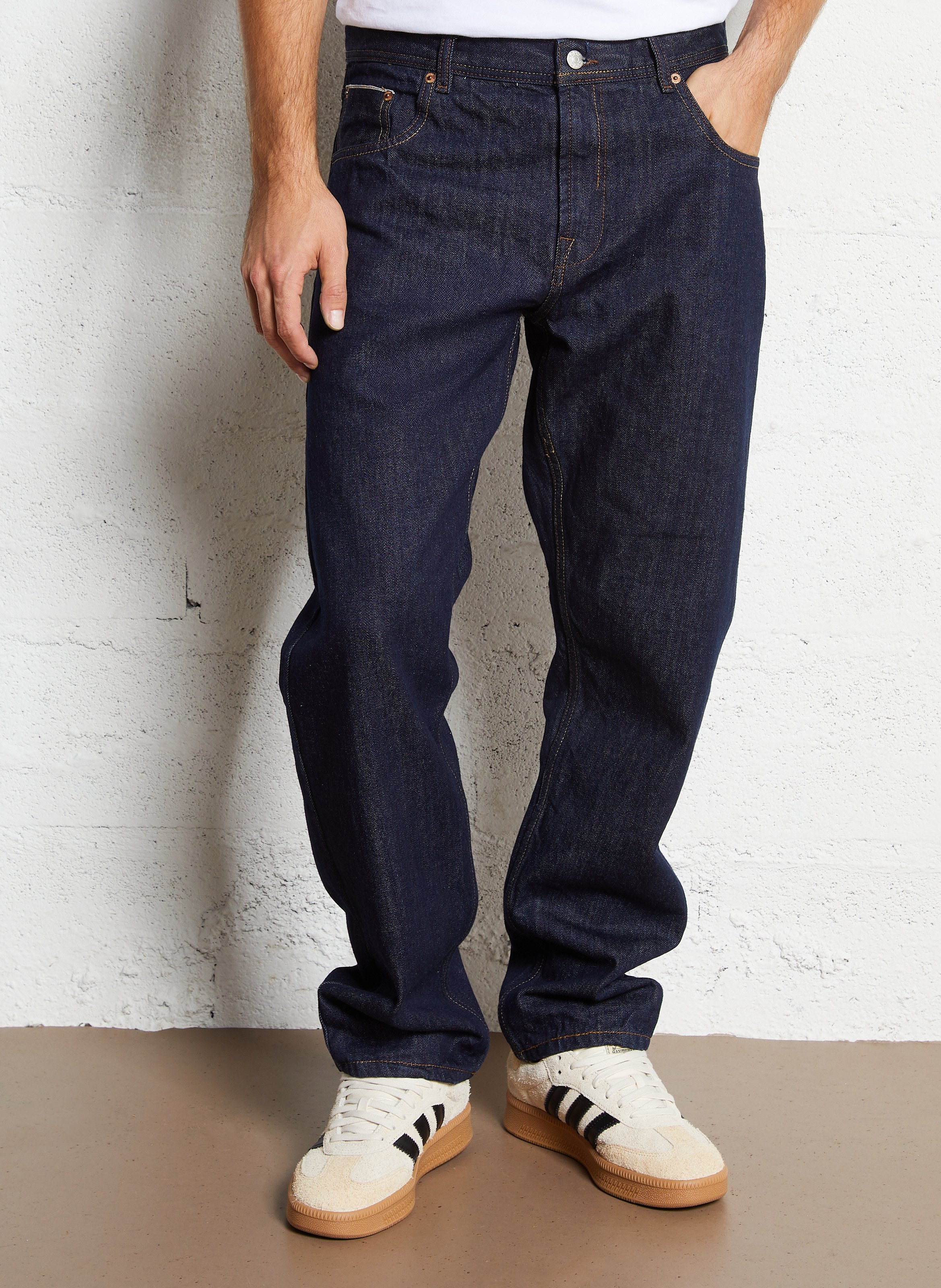 - Straight-leg jeans
- 5 pockets
- Straight cut
- Faded effect SOLID Blue