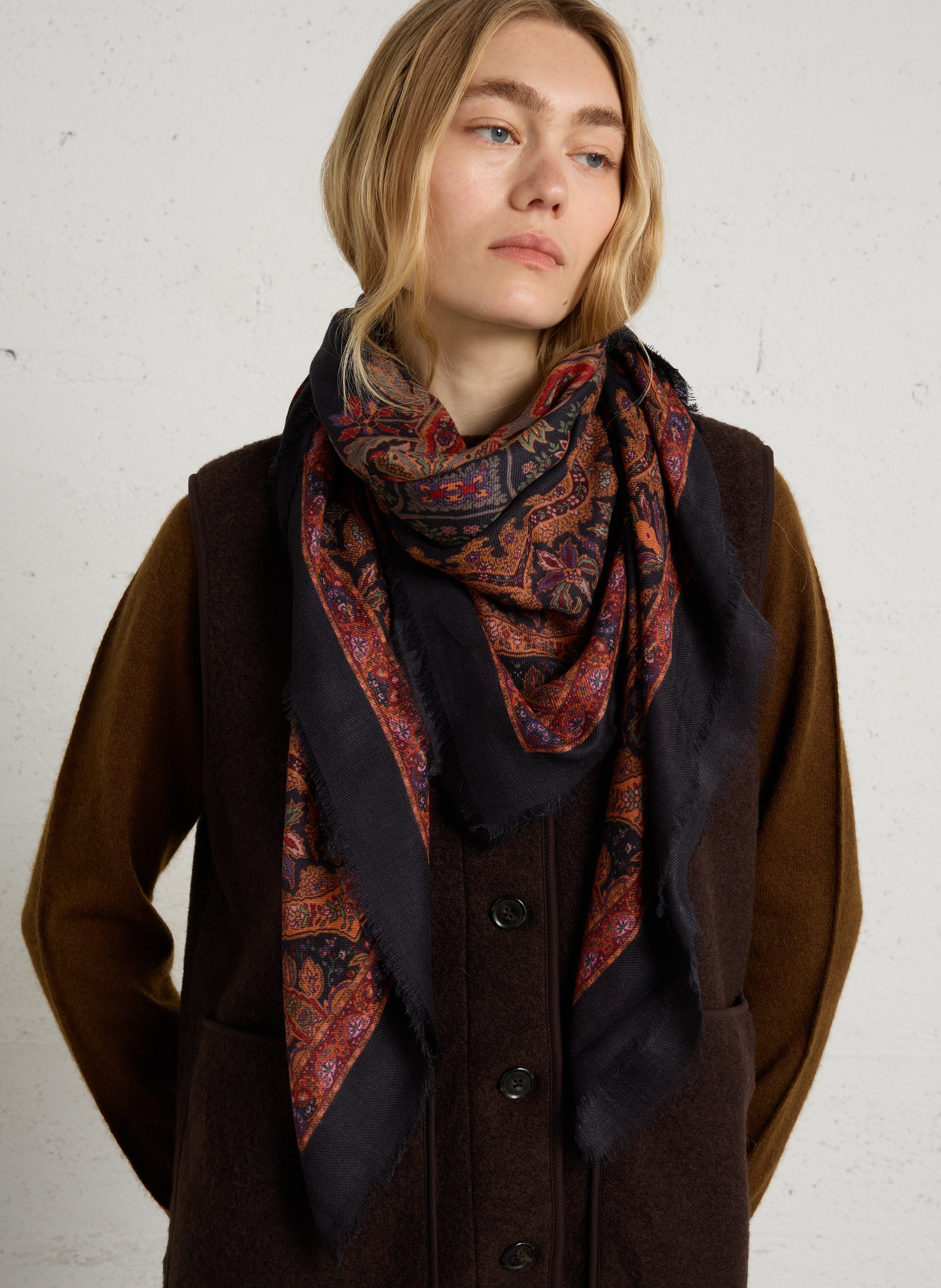 Tuch aus Wolle und Seide mit Blumenprint SUD EXPRESS Schwarz
