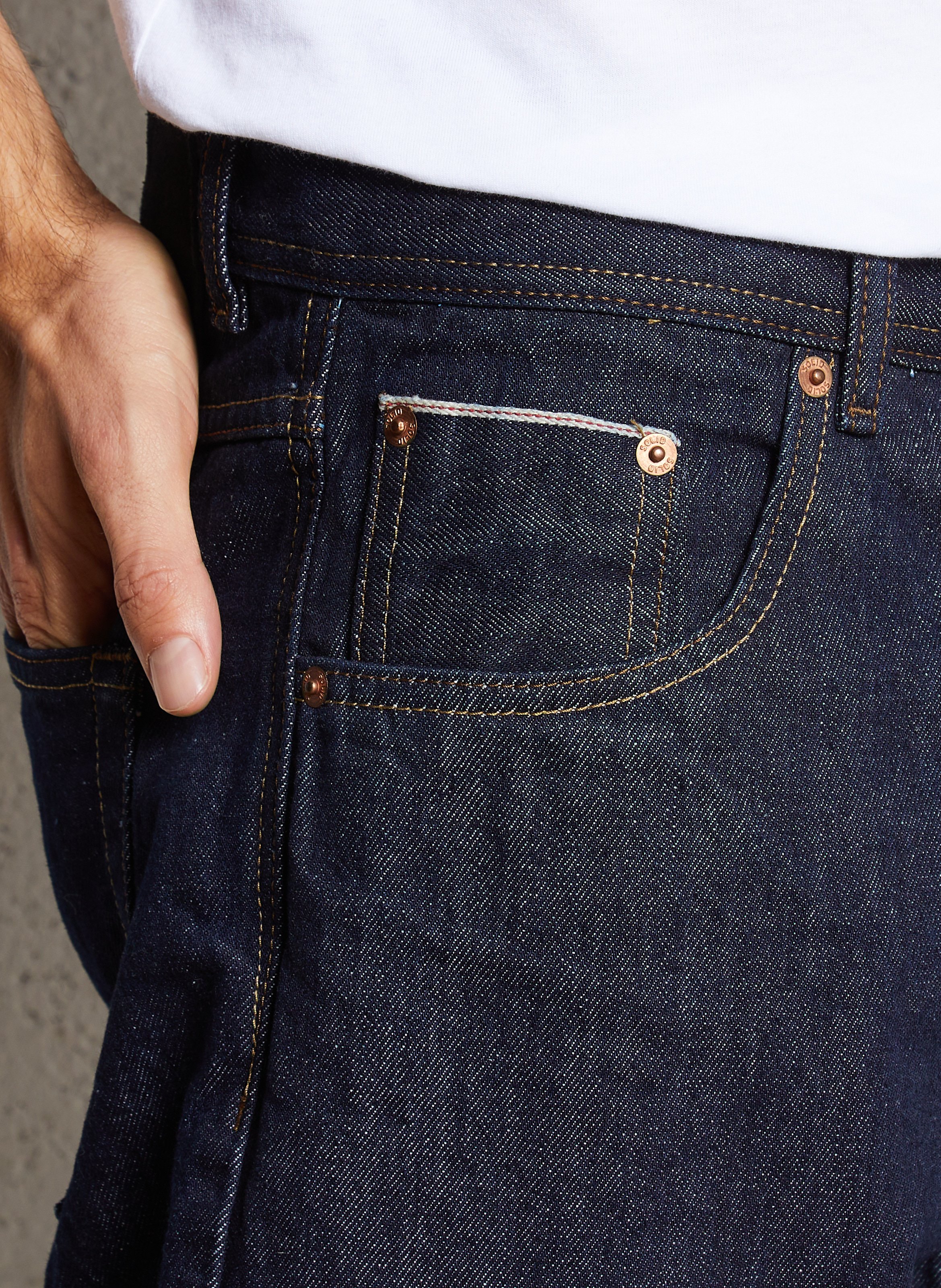 - Straight-leg jeans
- 5 pockets
- Straight cut
- Faded effect SOLID Blue