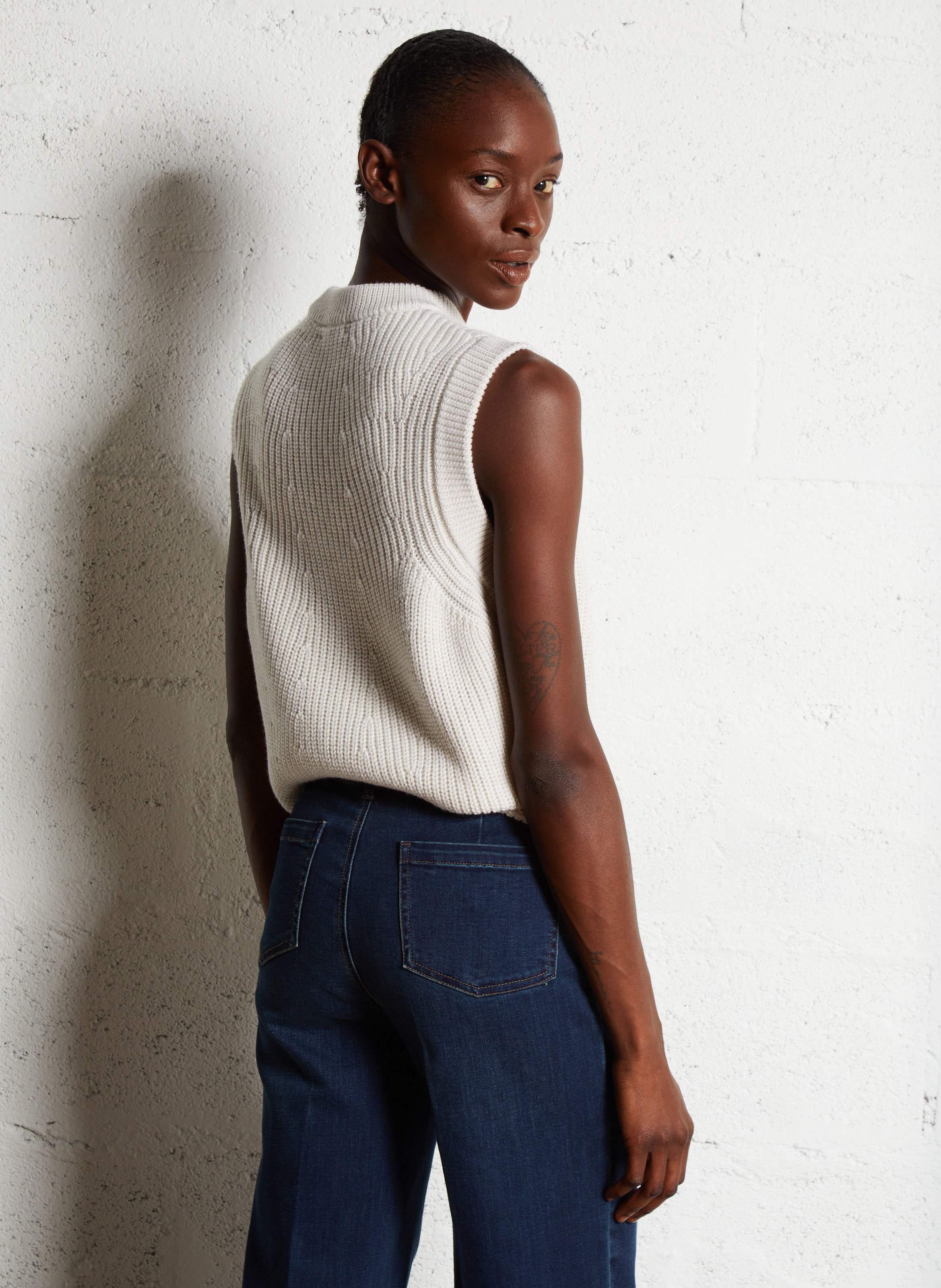 Pull sans manches col rond droit en laine MAJESTIC FILATURES Beige