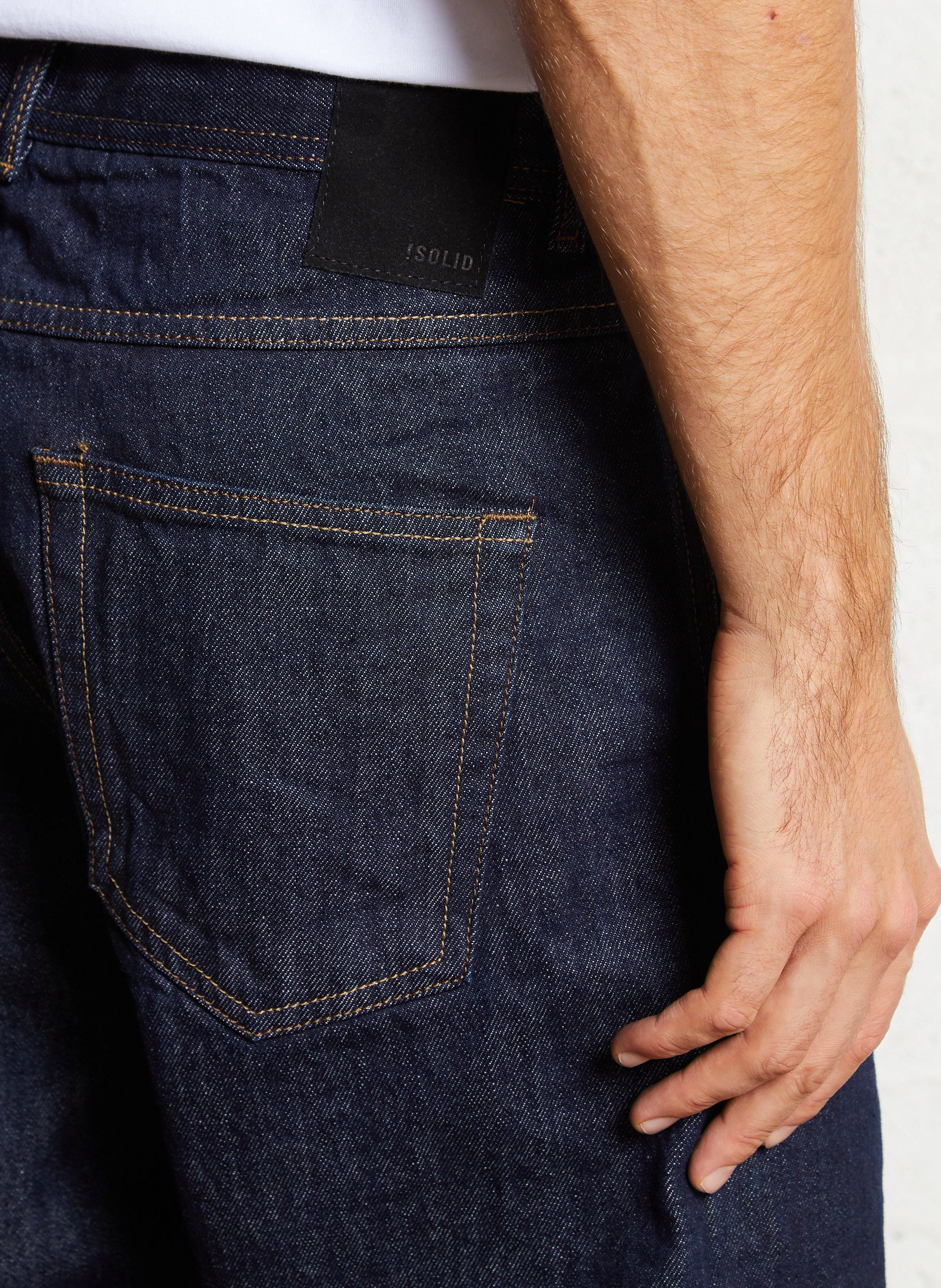 - Straight-leg jeans
- 5 pockets
- Straight cut
- Faded effect SOLID Blue