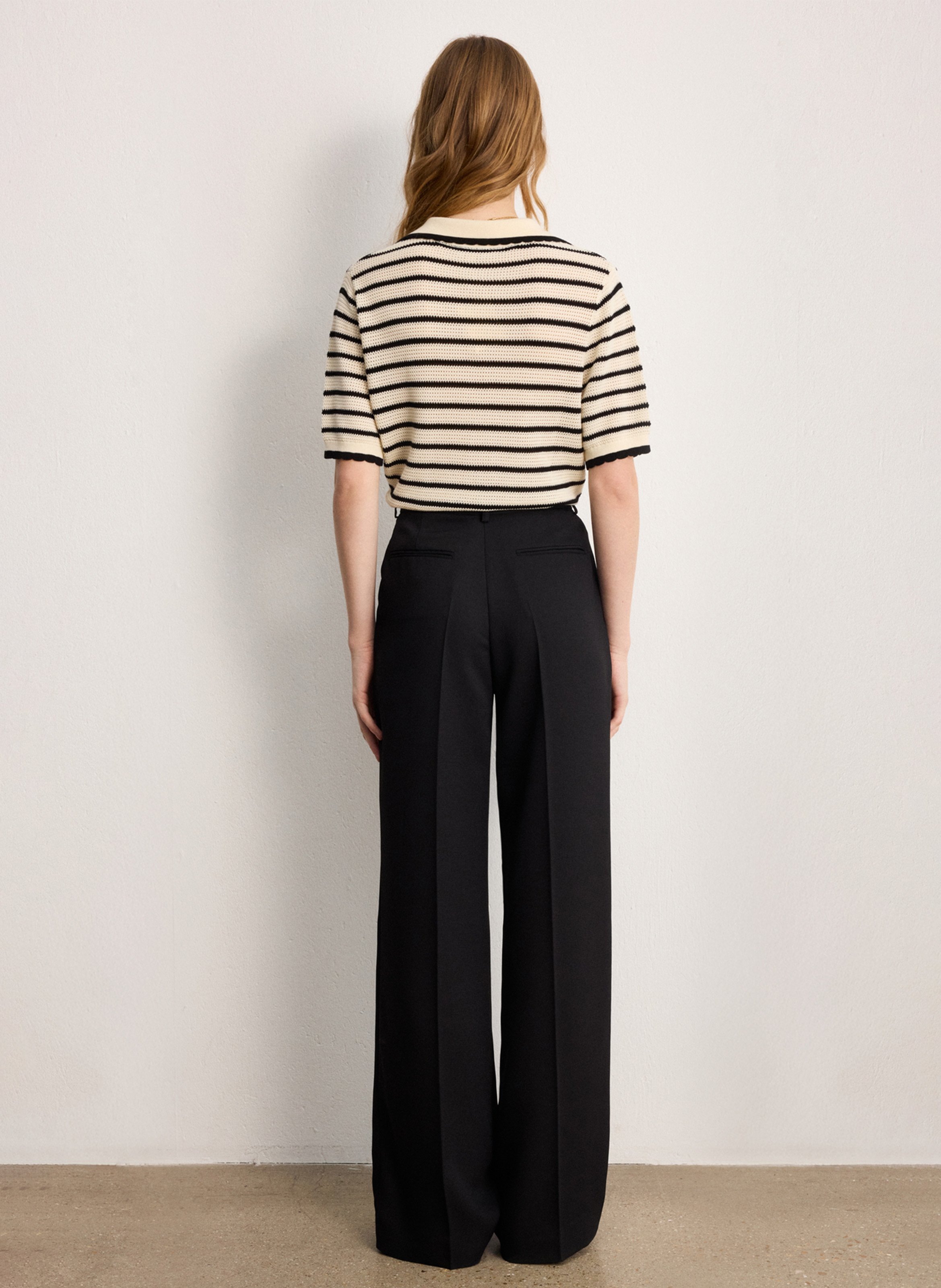 Wijde pantalon met een pasvorm. PABLO Zwart