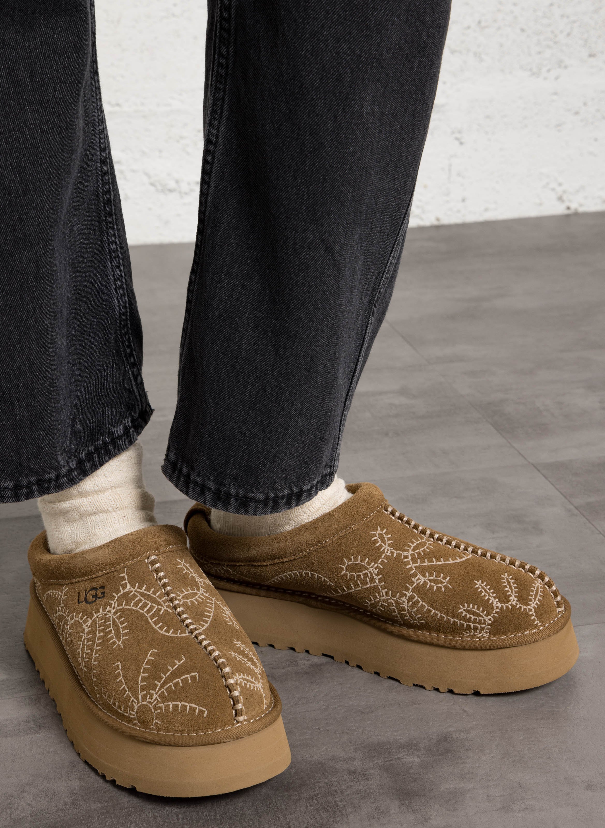 Sabots brodés en cuir UGG Doré