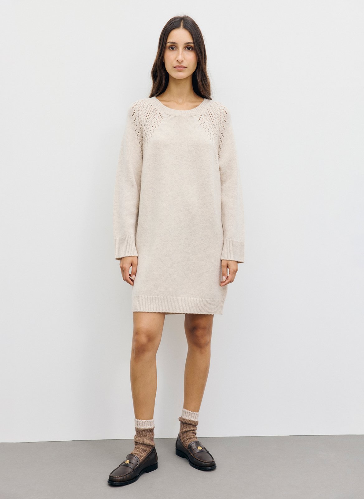 Gerade geschnittenes Kleid mit rundem Ausschnitt und Lochmuster aus Wolle. GERARD DAREL Beige