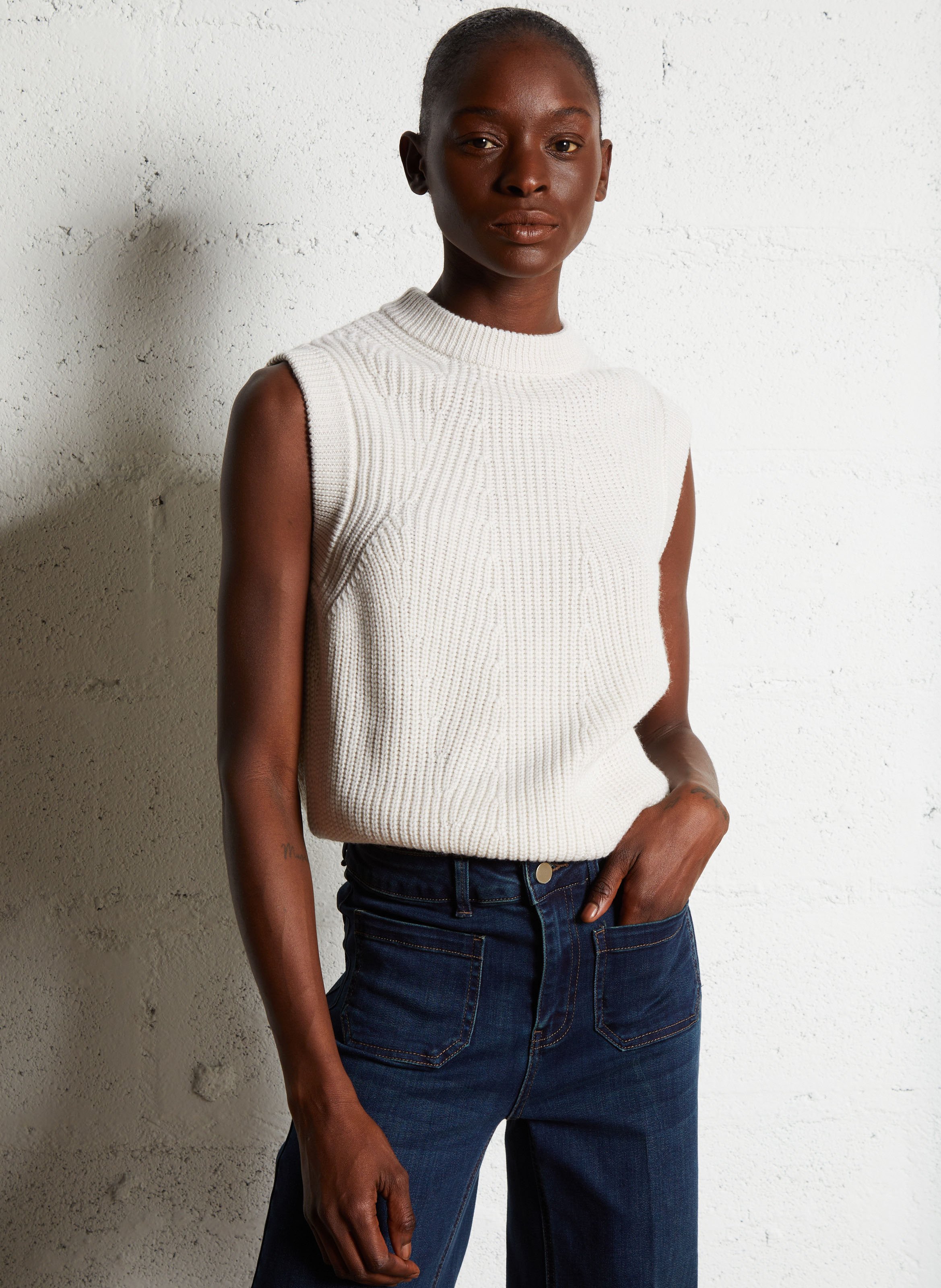 Pull sans manches col rond droit en laine MAJESTIC FILATURES Beige