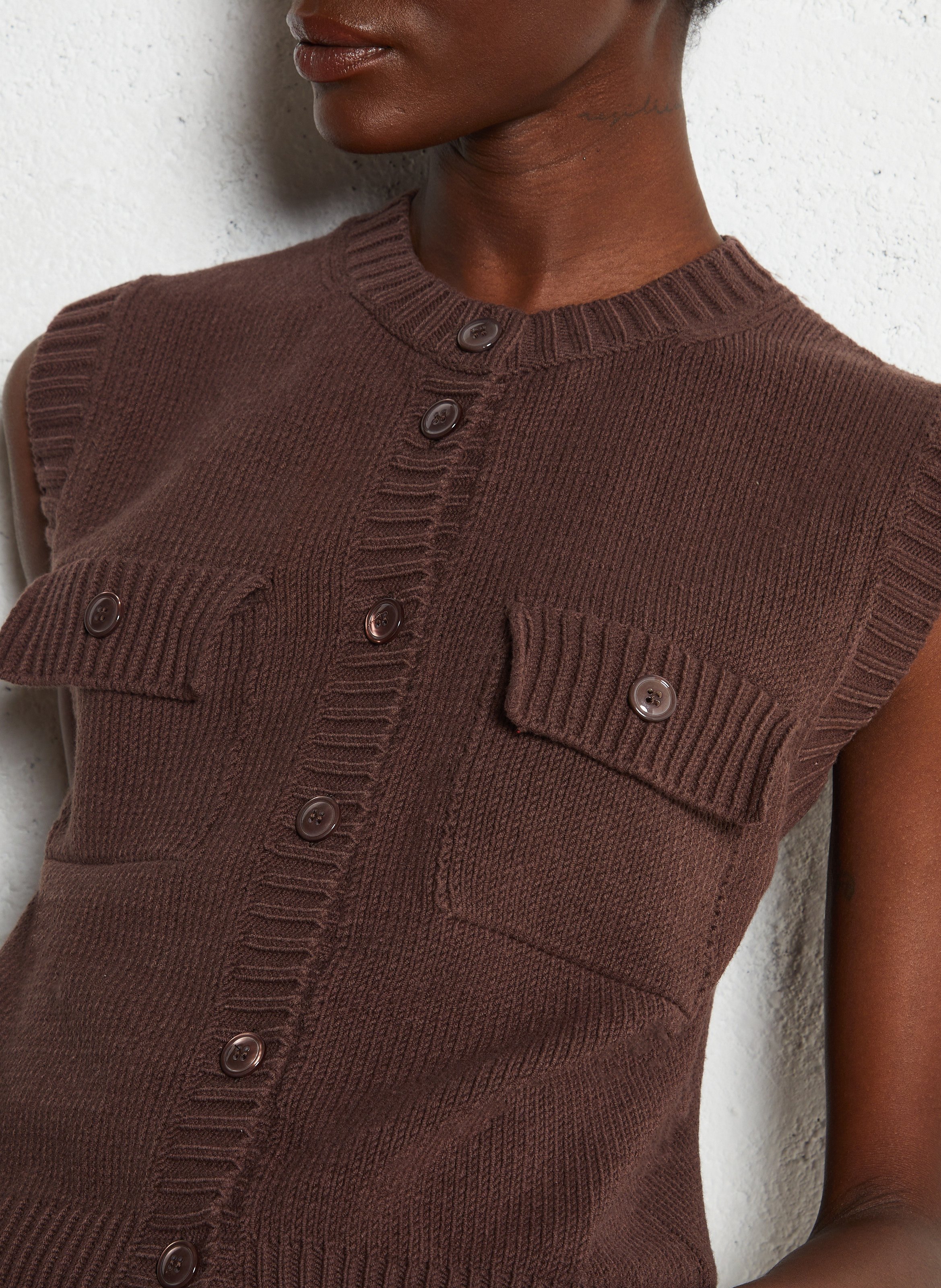 Short buttoned knitted cardigan Brown