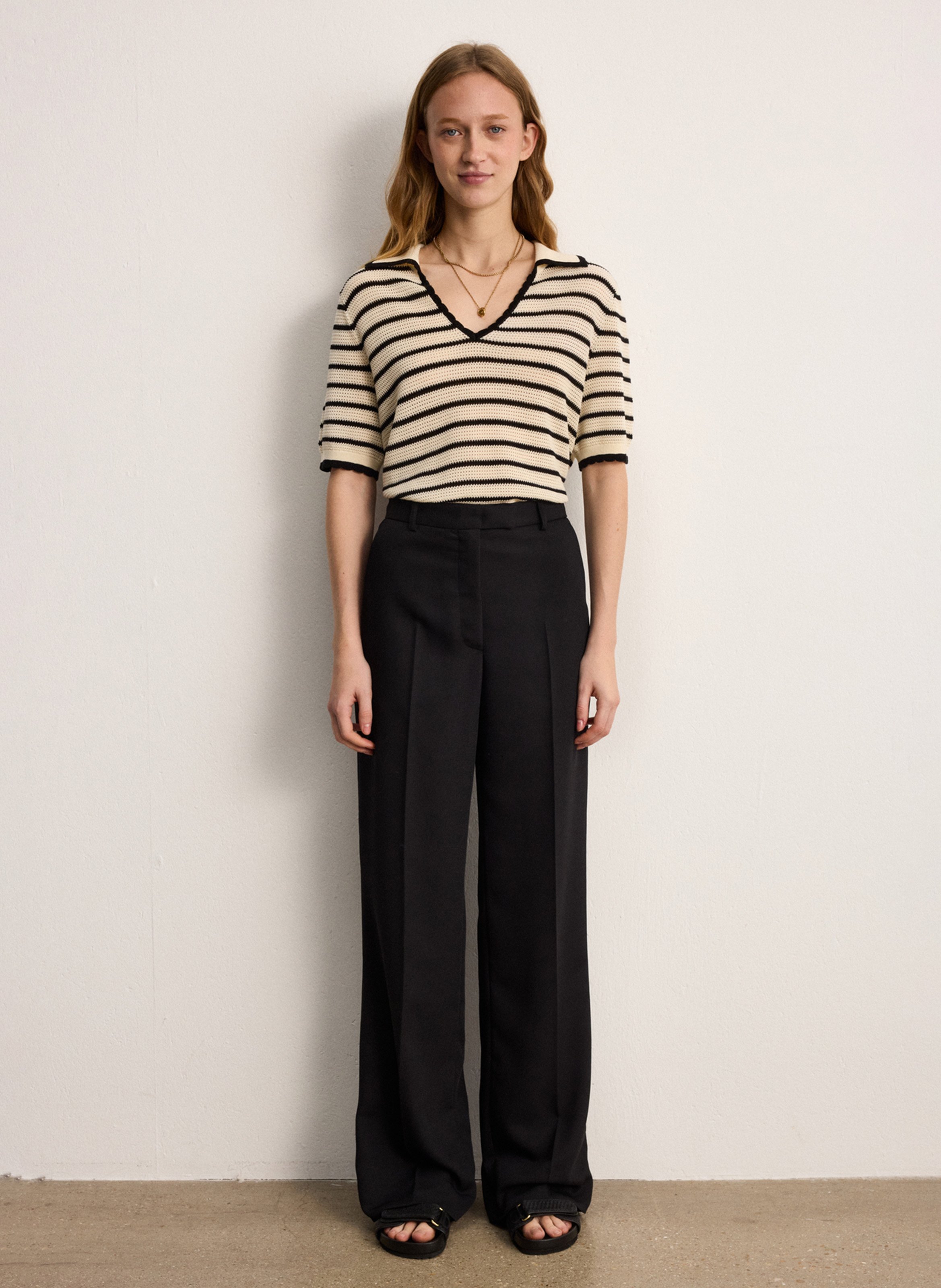 Wijde pantalon met een pasvorm. PABLO Zwart