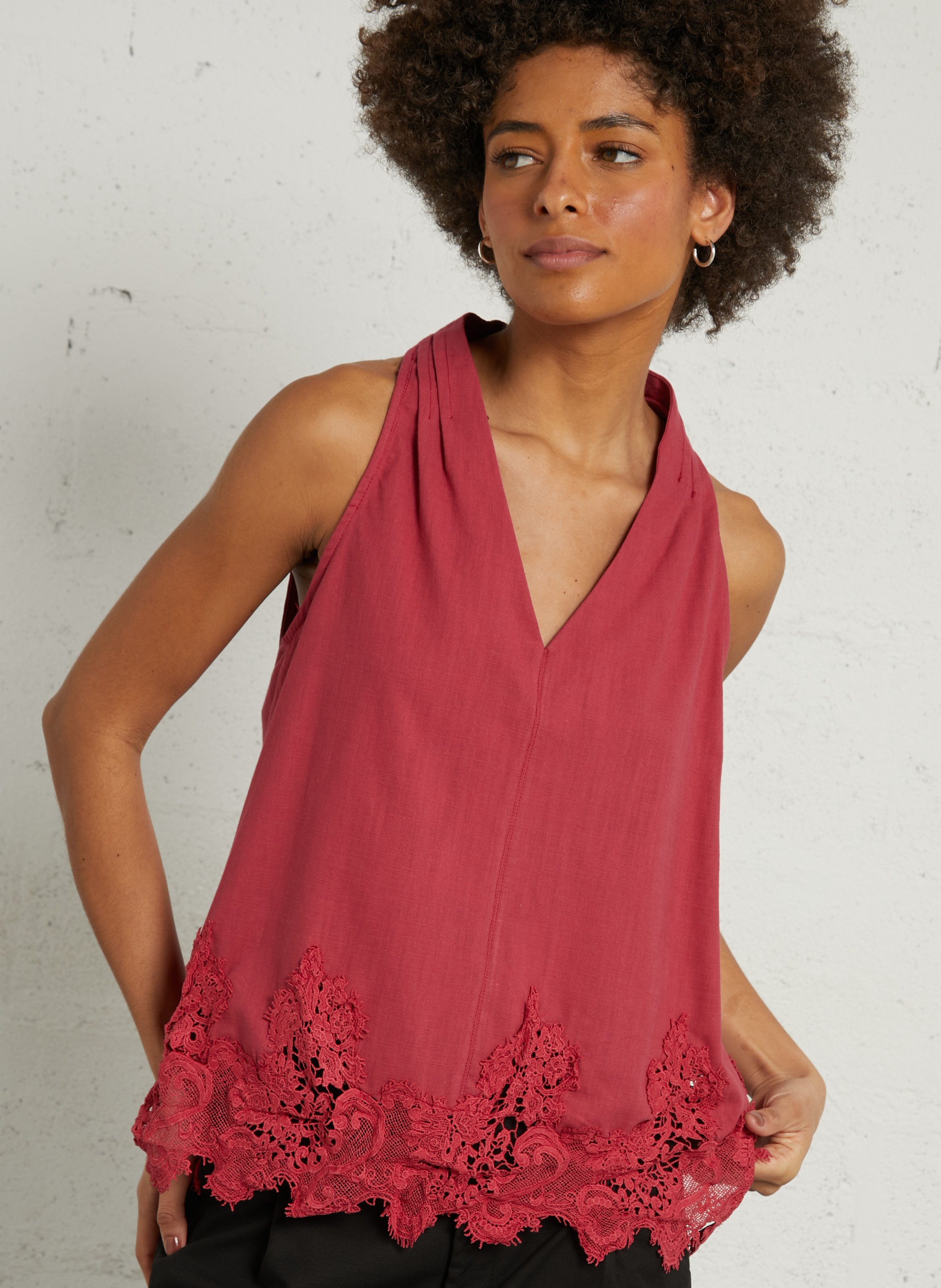 Loose V-neck top in a linen blend with lace SEE U SOON