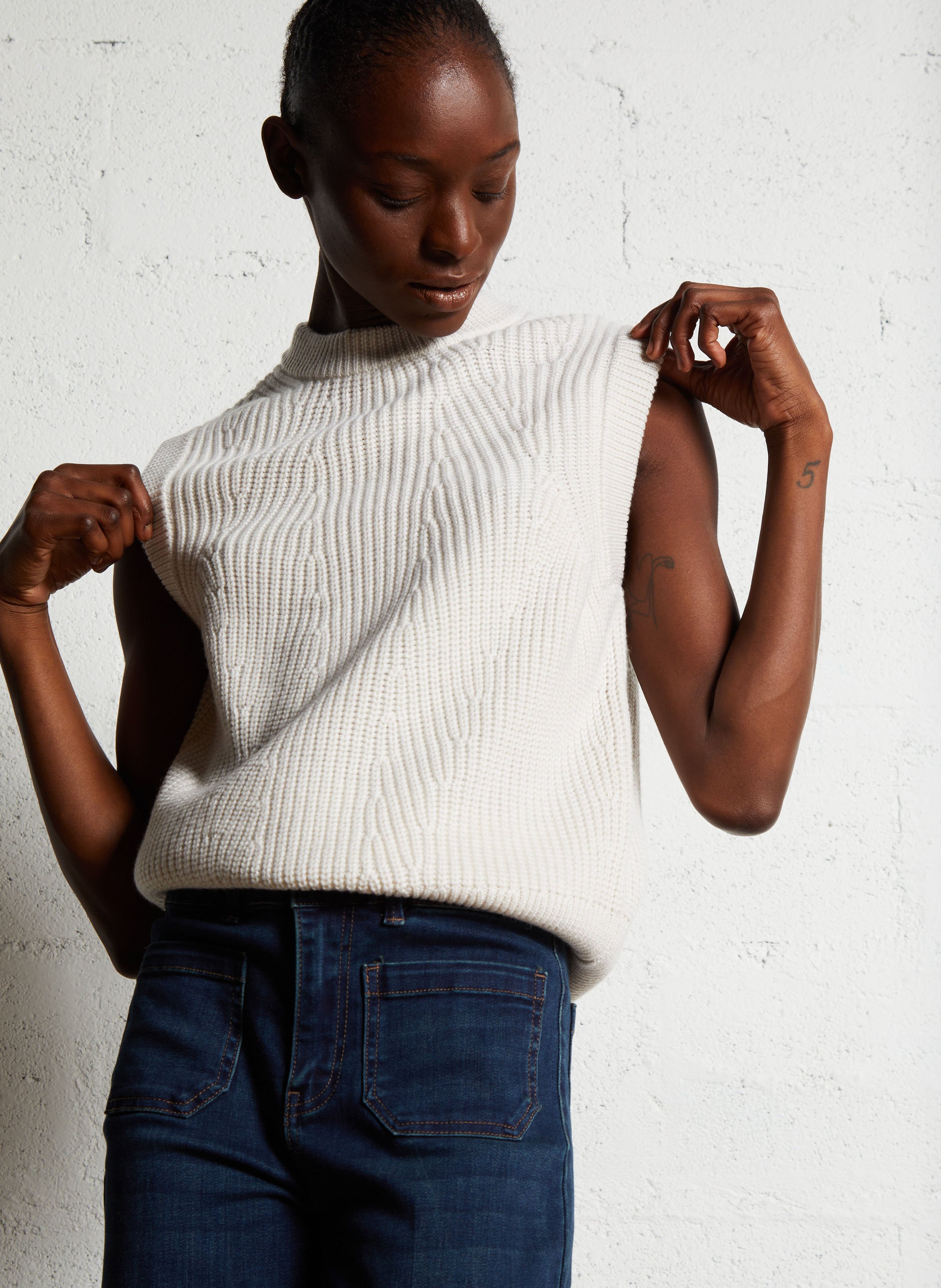 Pull sans manches col rond droit en laine MAJESTIC FILATURES Beige