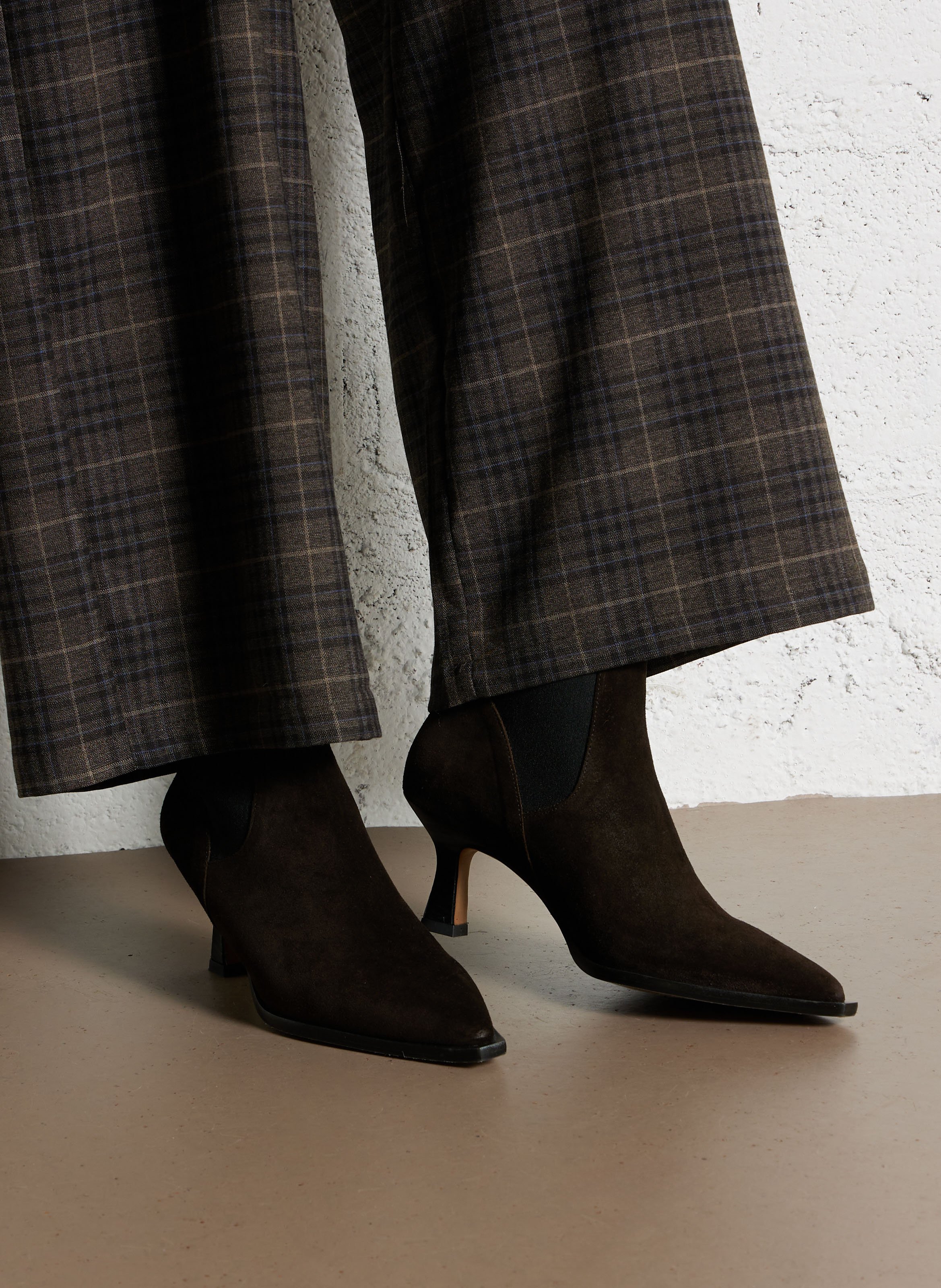 Bottines Chelsea à talons en cuir velours ANGEL ALARCON Marron