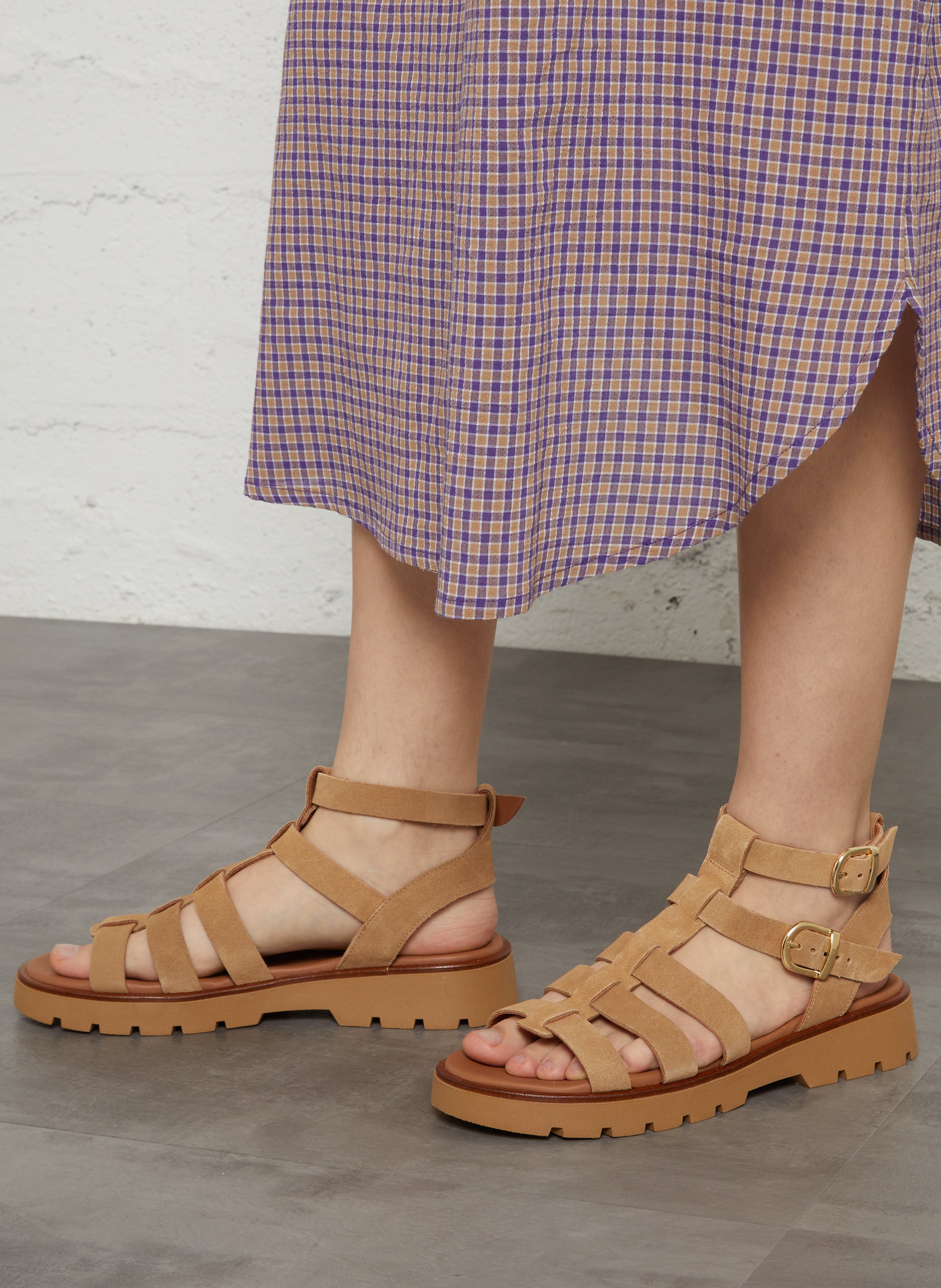 Avarca Berlin - Flache Ledersandalen mit Samt BOCAGE Beige