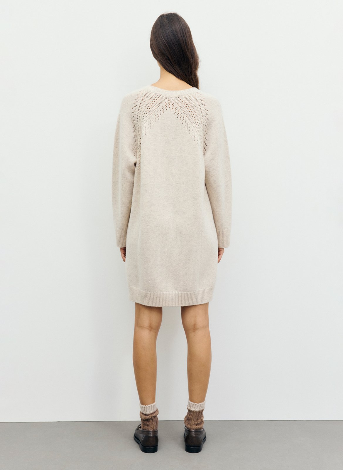 Gerade geschnittenes Kleid mit rundem Ausschnitt und Lochmuster aus Wolle. GERARD DAREL Beige