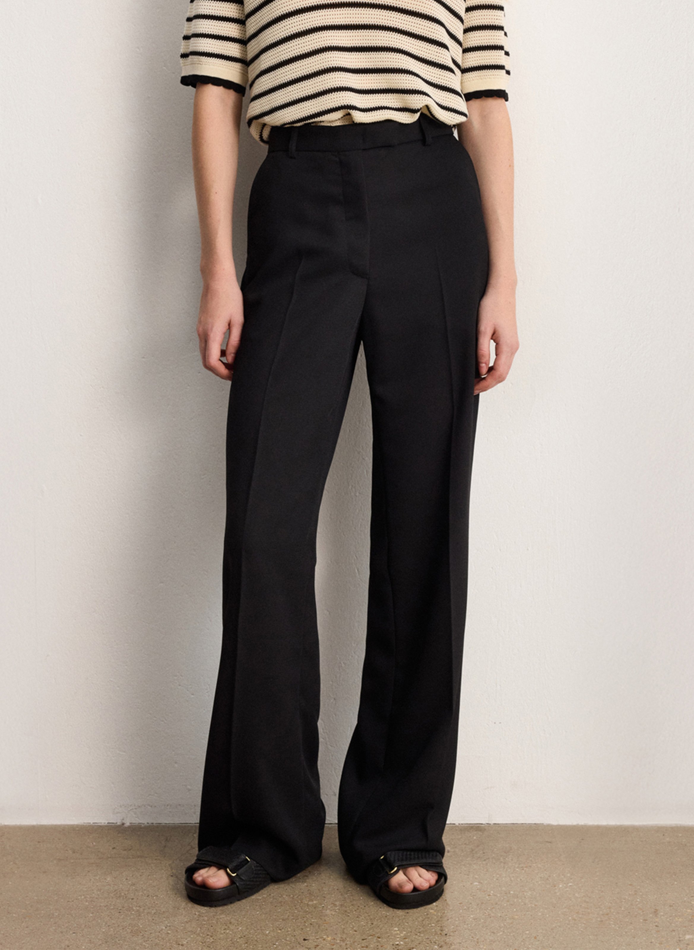 Wijde pantalon met een pasvorm. PABLO Zwart